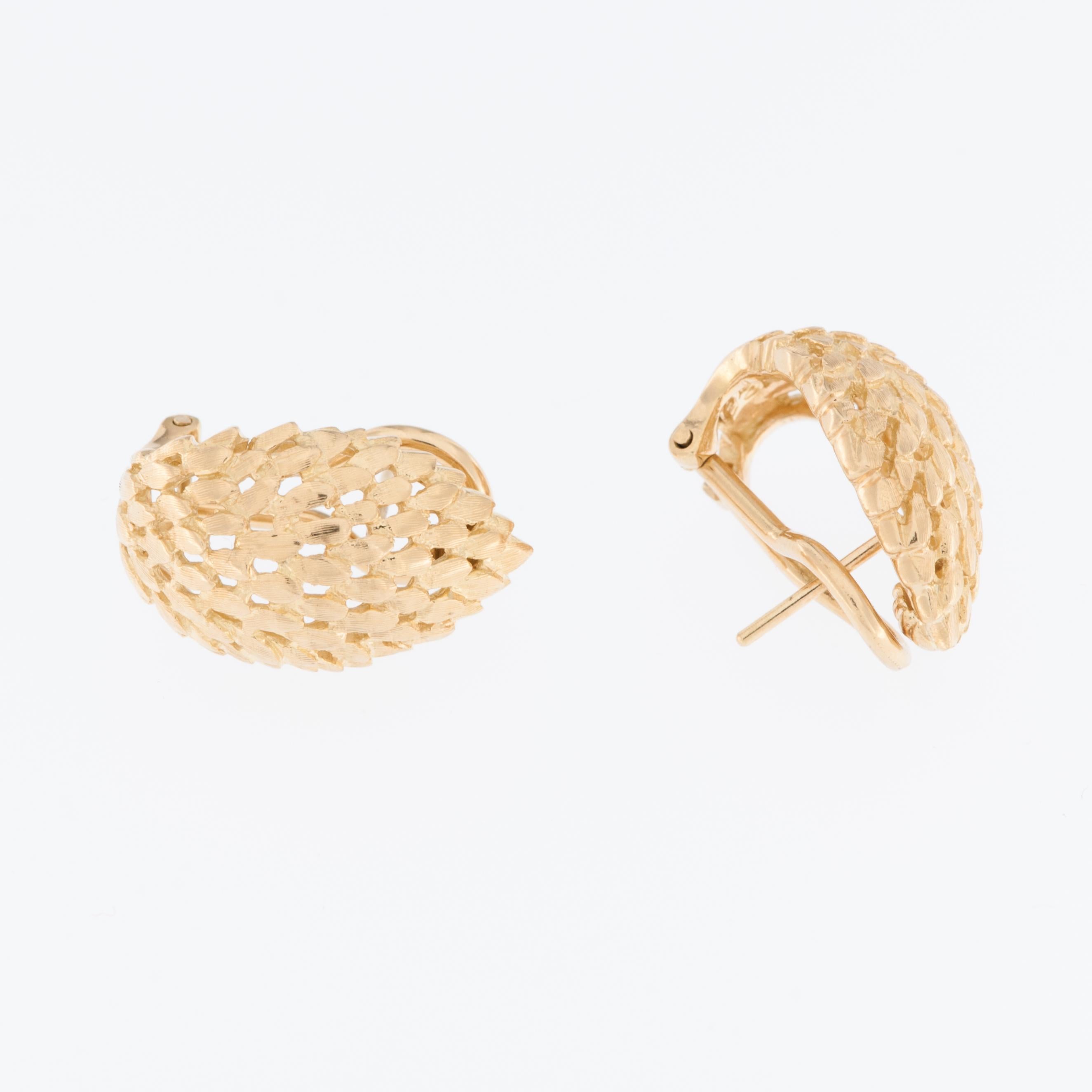 Ces boucles d'oreilles italiennes en or jaune 18kt en forme de plume sont des bijoux exquis qui respirent l'élégance et le style. Ils sont fabriqués en or jaune 18 carats de haute qualité. Ce matériau est connu pour sa durabilité, son aspect luxueux