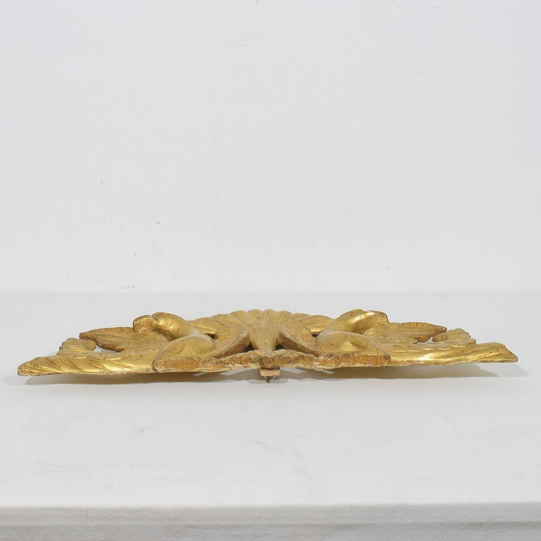 Ornamento neoclassico in legno dorato intagliato del XVIII/XIX secolo con uccelli in vendita 5