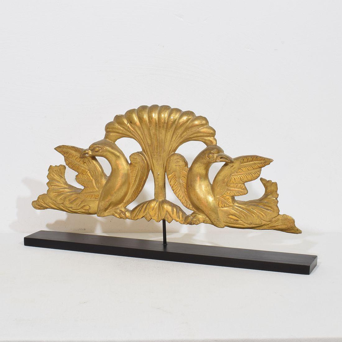 Bellissimo ornamento in legno dorato intagliato a mano che raffigura due uccelli. 
Italia circa 1780-1820 . Perdite e piccole perdite
Le misure sono individuali e comprendono la base in legno.
H. H. 28,5cm  L:56cm P:7cm 