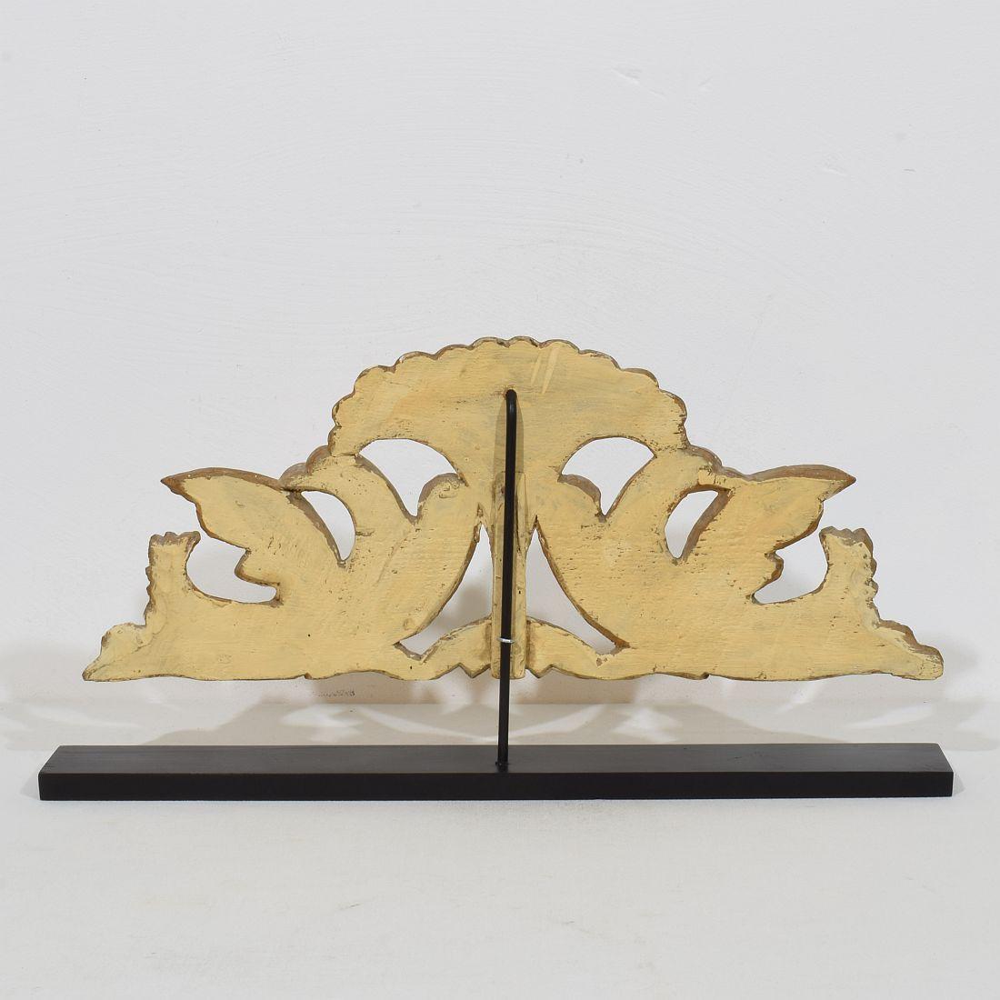 Italian 18th/ 19th Century Carved Giltwood Neo Classical Ornament With Birds In Good Condition For Sale In Buisson, FR