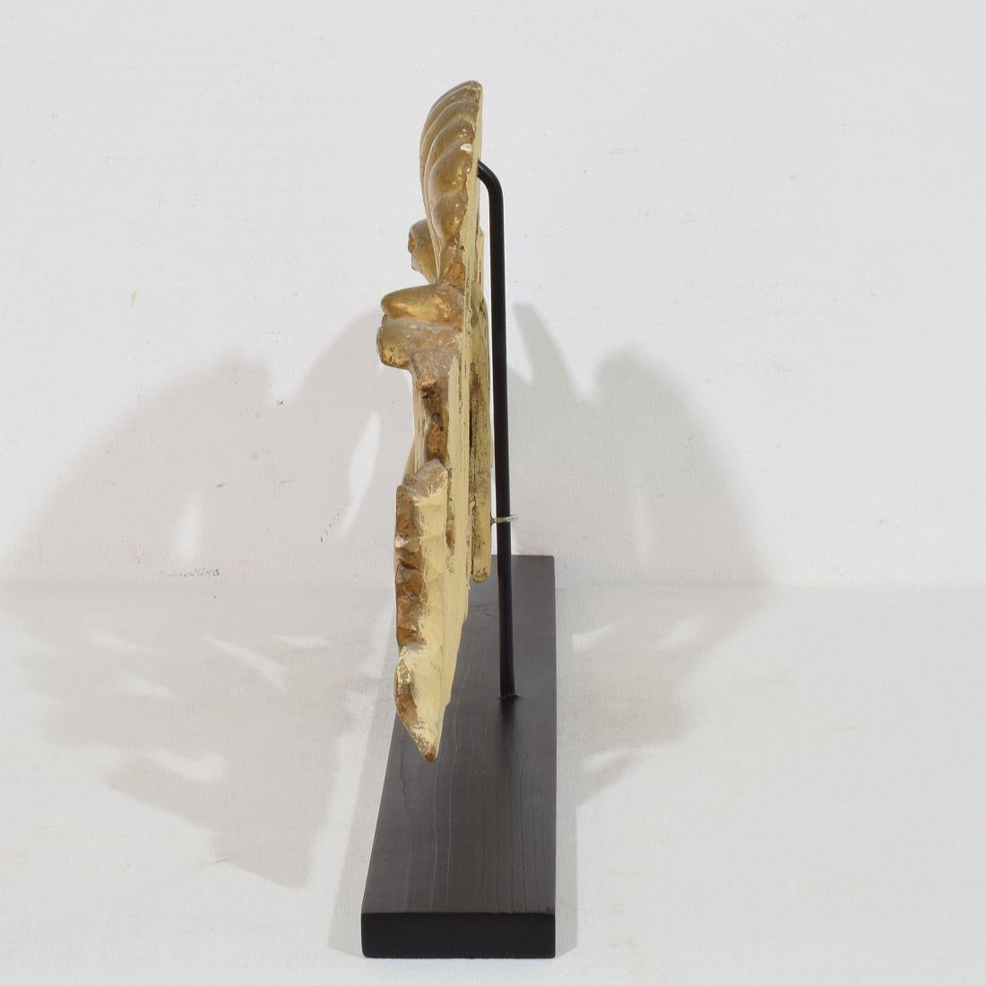 Ornamento neoclassico in legno dorato intagliato del XVIII/XIX secolo con uccelli In condizioni buone in vendita a Buisson, FR