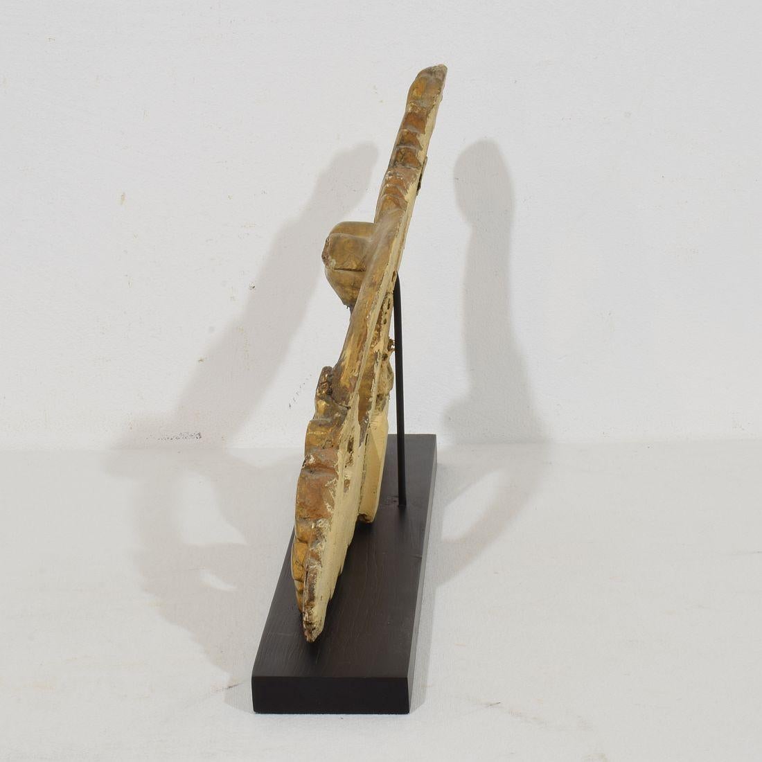 Adorno de pájaro italiano de estilo neoclásico tallado en madera de gilt del siglo XVIII/XIX en Bastante bueno estado para la venta en Buisson, FR