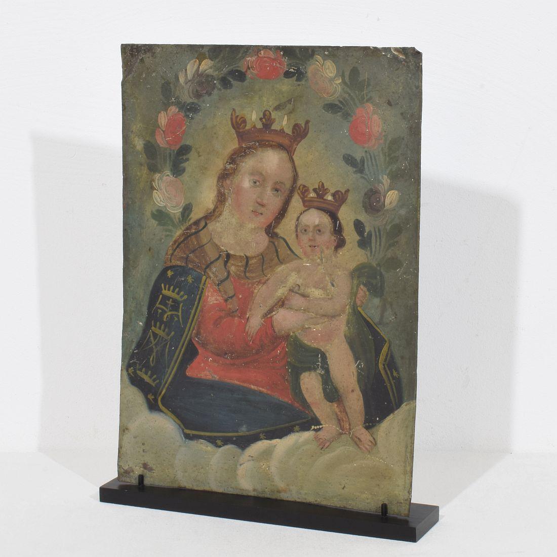 Molto attraente  dipinto di Maria con Gesù Bambino. Dipinto su metallo.
Francia circa 1800-1850
Intemperie e piccole perdite.