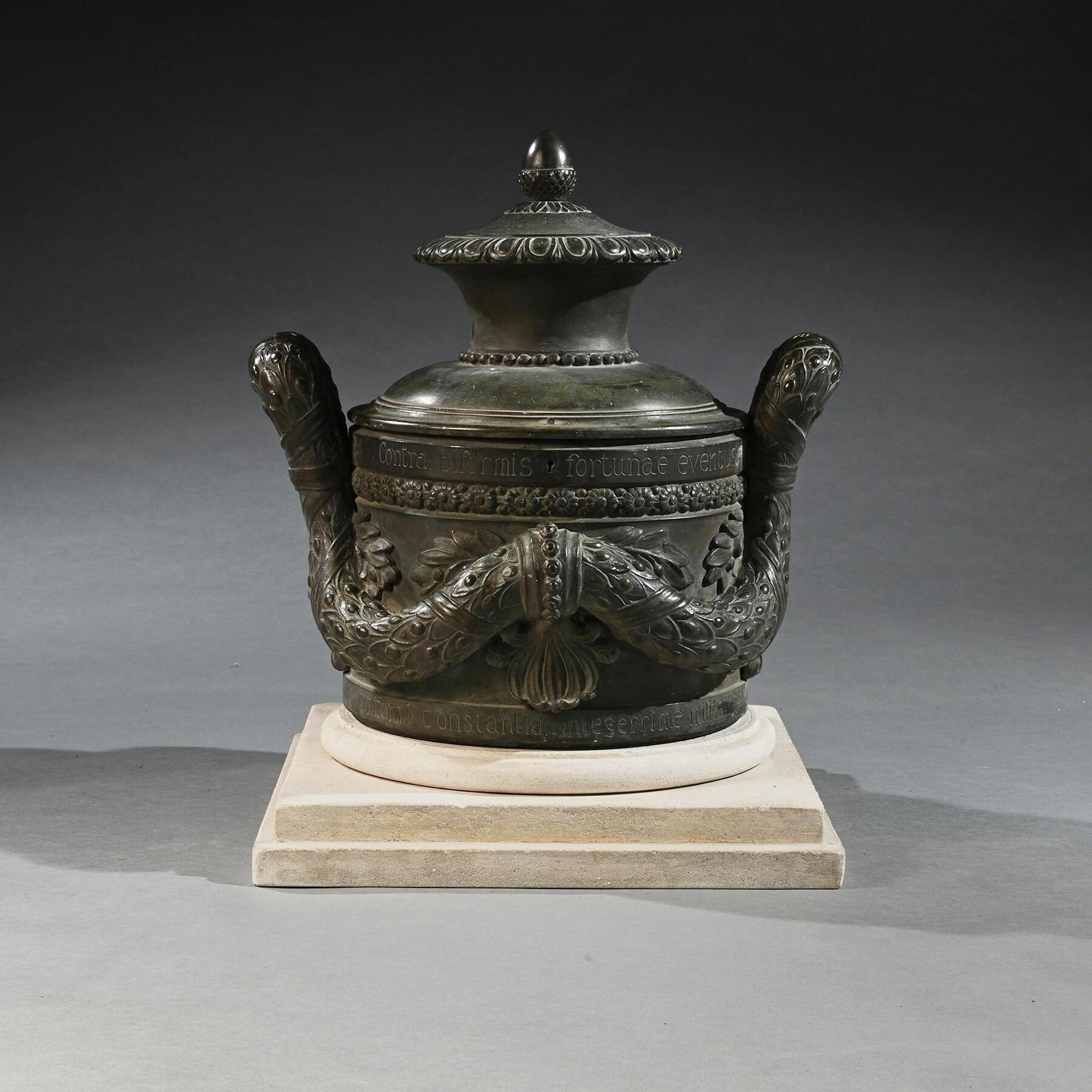 Rara imbarcazione di bronzo estremamente italiana con iscrizione in latino, forse con associazioni marittime.
Italia circa 1780-1820
Questo insolito recipiente in bronzo era stato progettato per essere fissato a una superficie e ora è stato