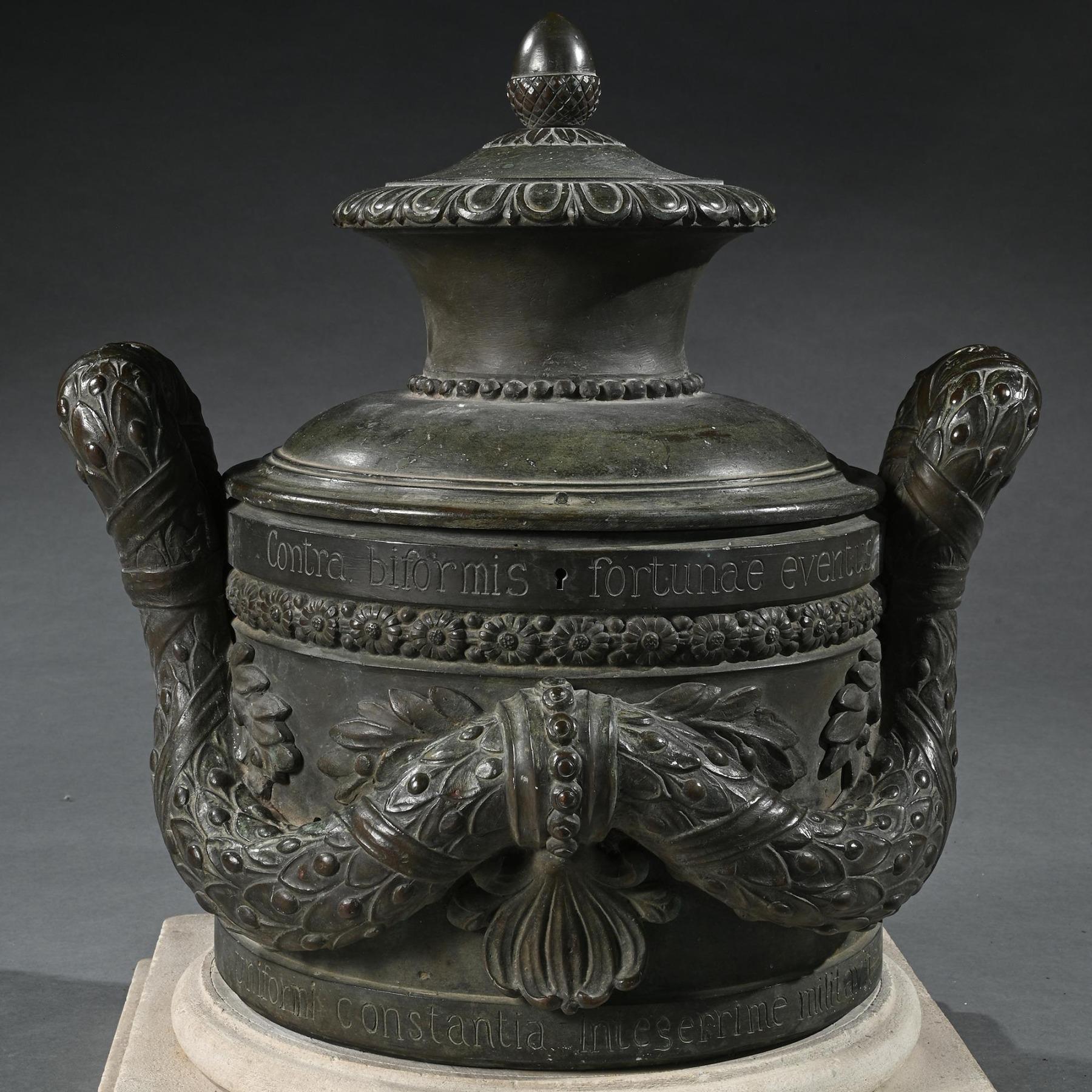 Vaso di chiusura in bronzo del XVIII secolo con iscrizione in latino, forse marino In condizioni buone in vendita a Benington, Herts