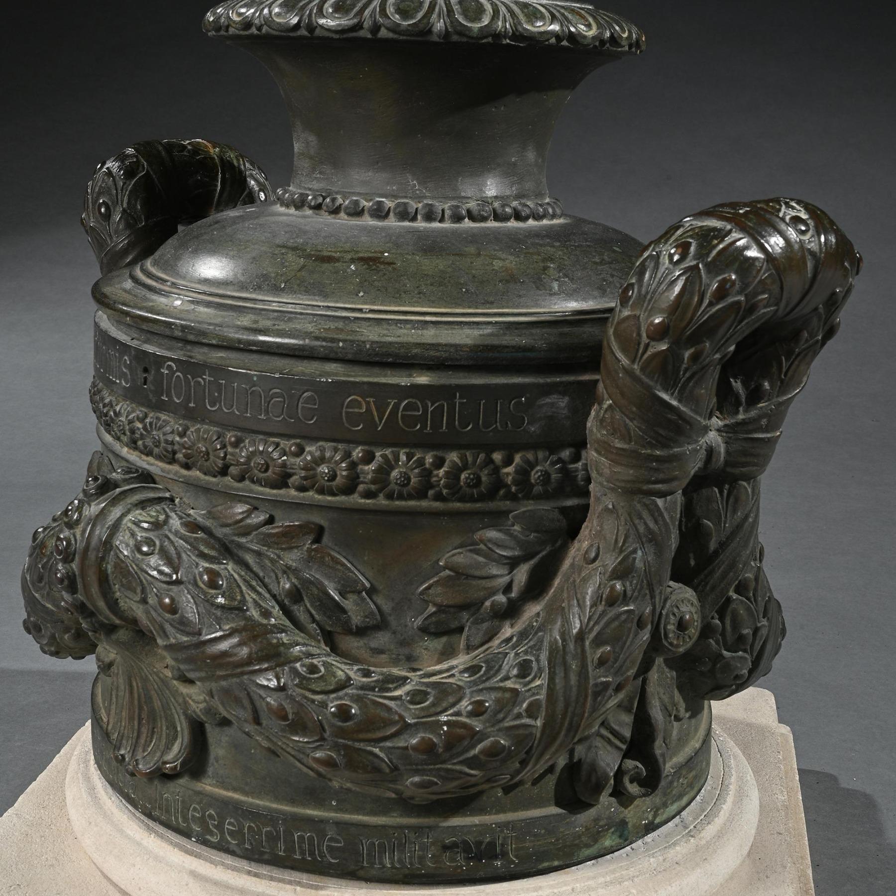 Bronzo Vaso di chiusura in bronzo del XVIII secolo con iscrizione in latino, forse marino in vendita