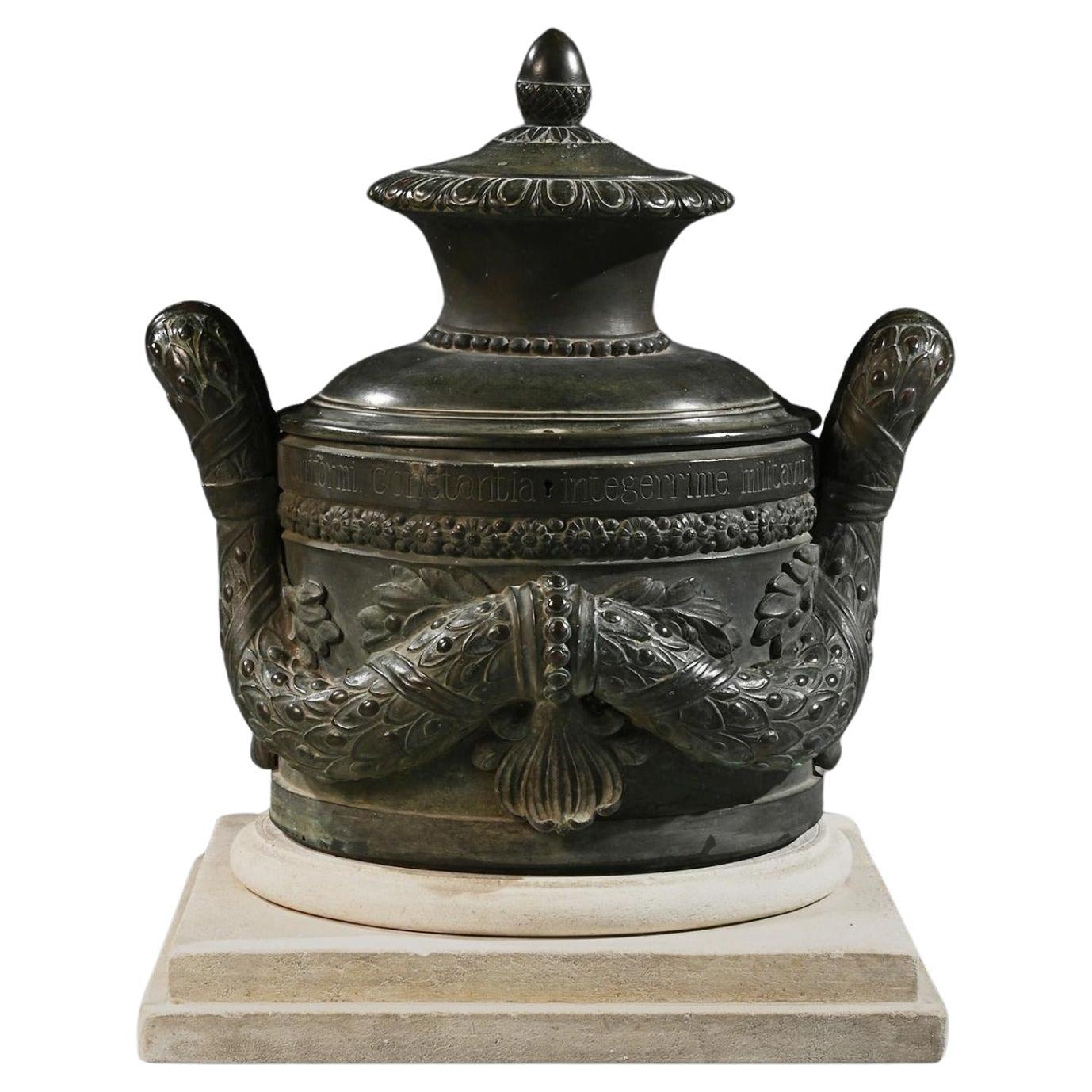 Vaso di chiusura in bronzo del XVIII secolo con iscrizione in latino, forse marino in vendita