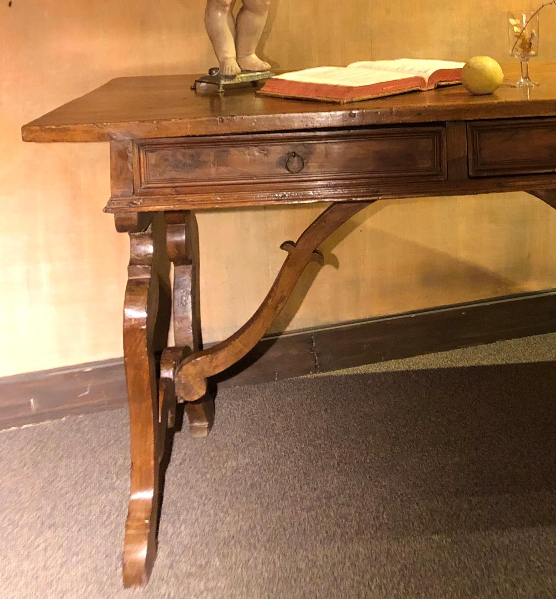 Italian 18th Century Desk In Good Condition In Paris, FR