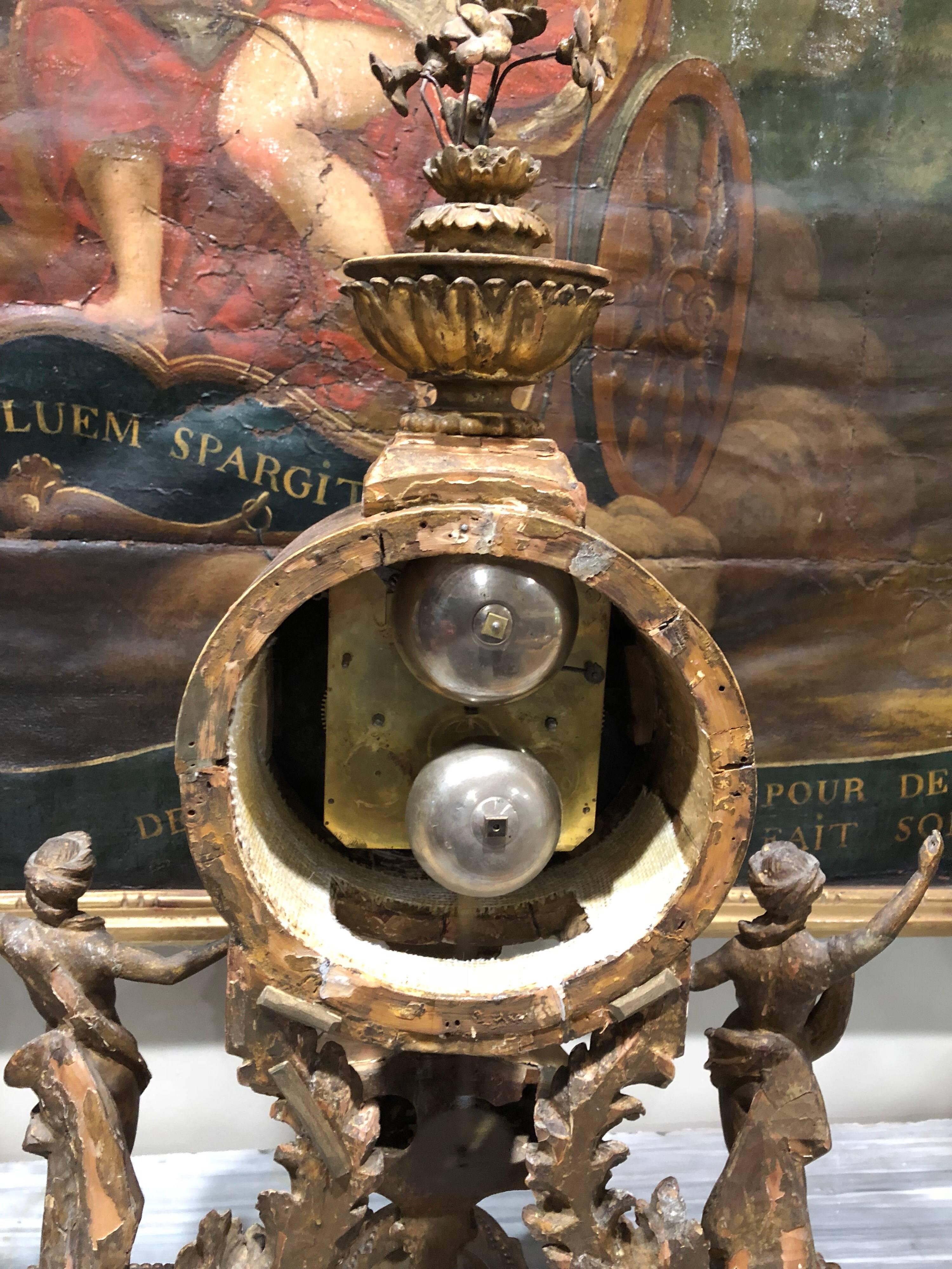 Italian 18th Century Giltwood Mantle Clock In Good Condition For Sale In Natchez, MS