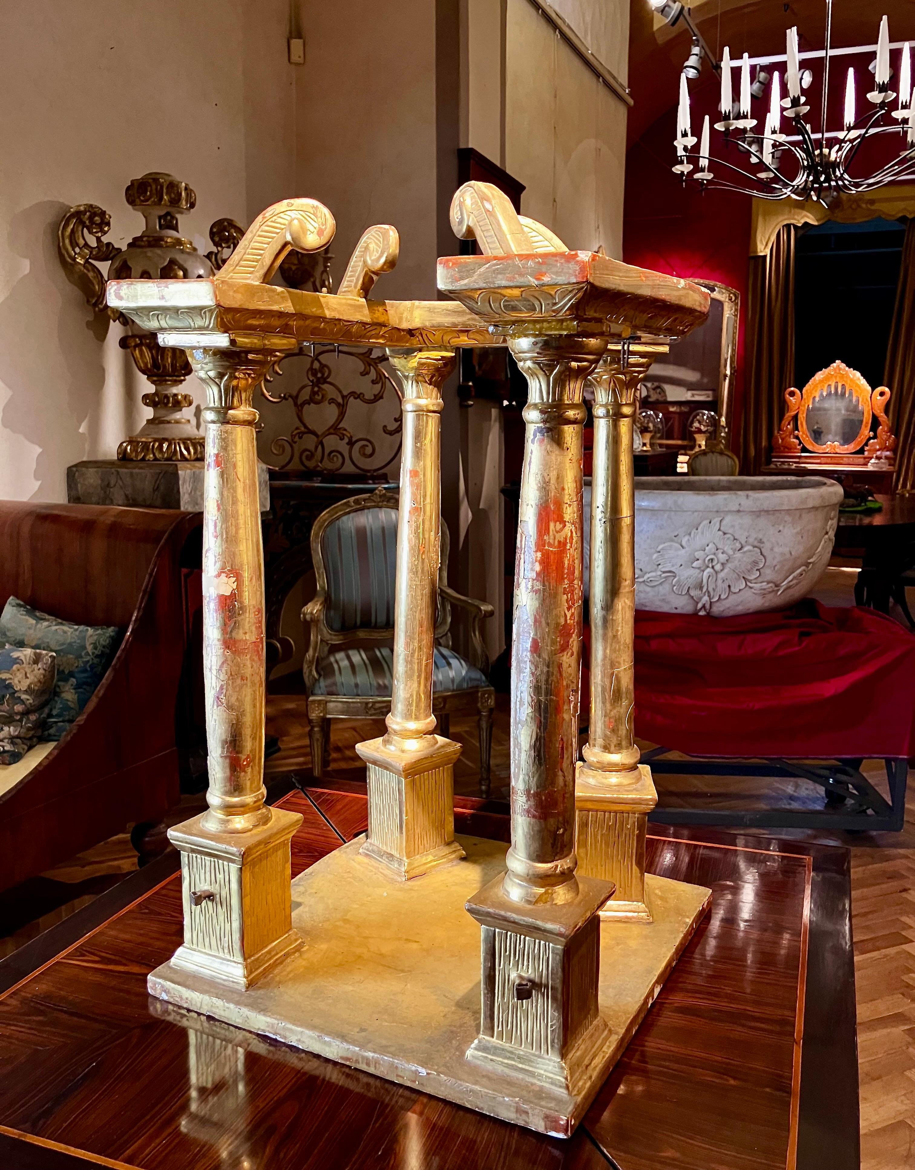 Italian 18th Century Architectural Carved and Giltwood Tabernacle as a Temple en vente 2