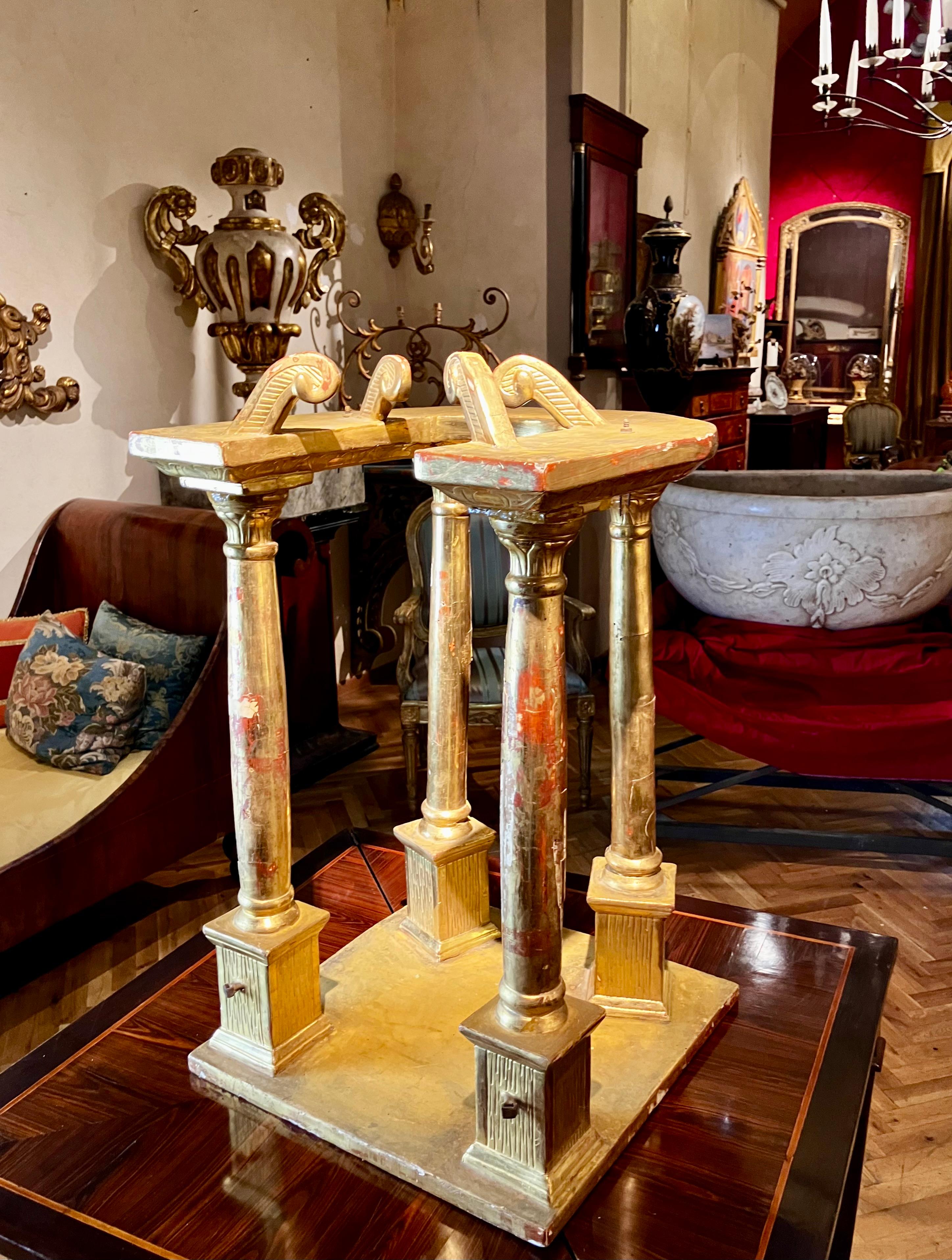 Italian 18th Century Architectural Carved and Giltwood Tabernacle as a Temple en vente 4