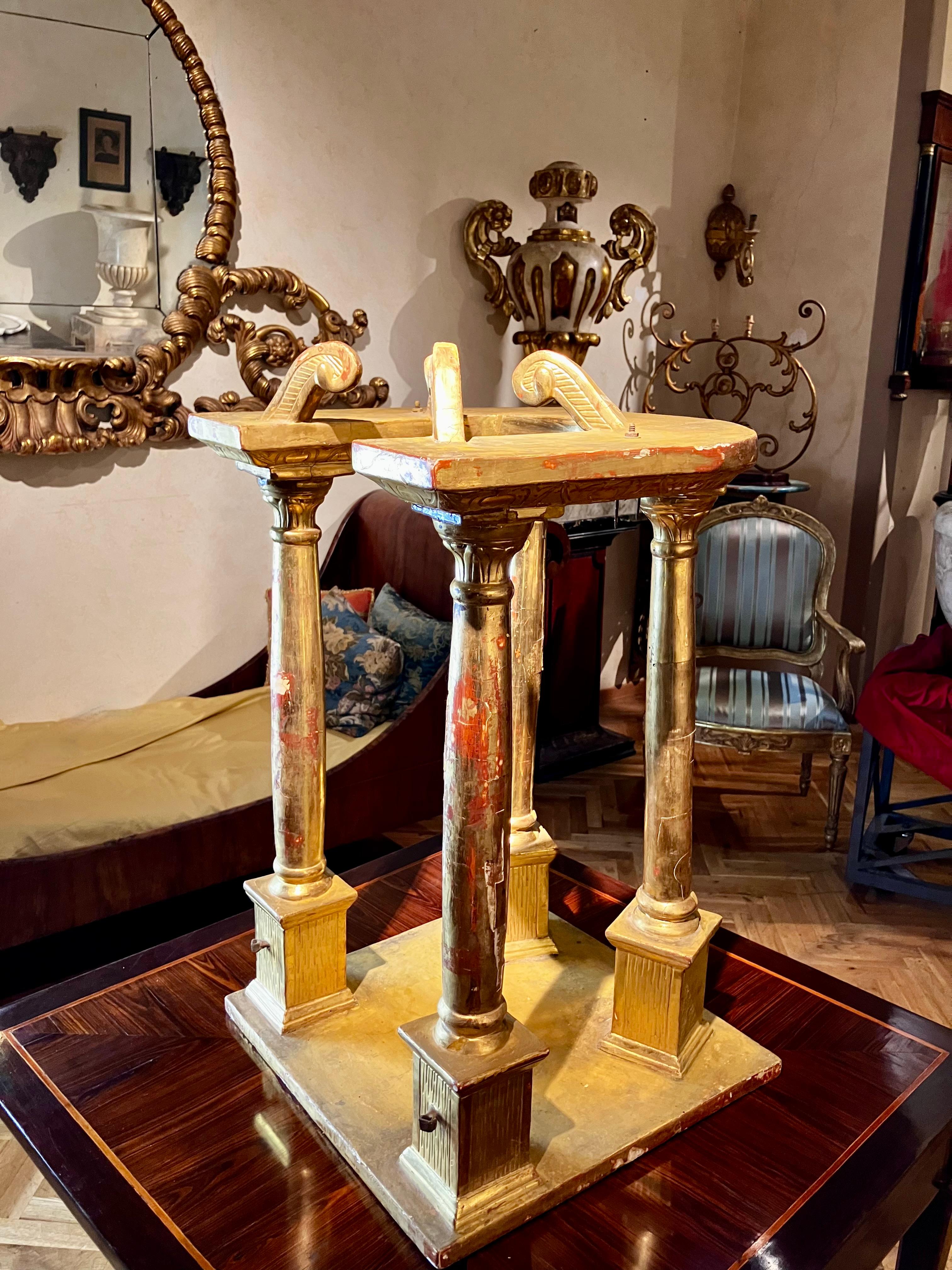Italian 18th Century Architectural Carved and Giltwood Tabernacle as a Temple en vente 5