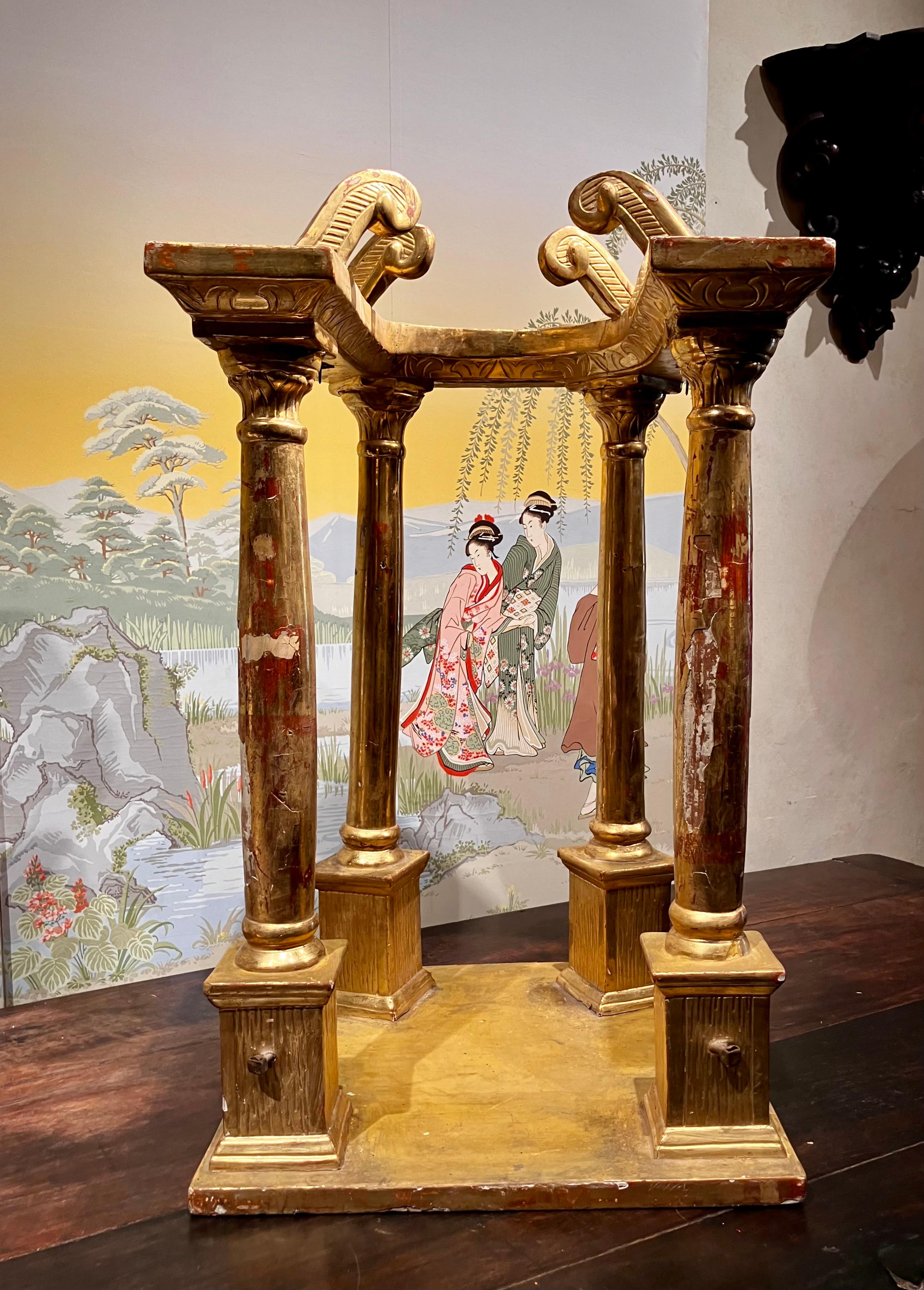 Ce fragment architectural italien en bois sculpté à la main et doré d'époque Louis XVI du XVIIIe siècle était probablement la section centrale d'un tabernacle d'autel plus grand. Il peut maintenant être utilisé comme pièce centrale décorative