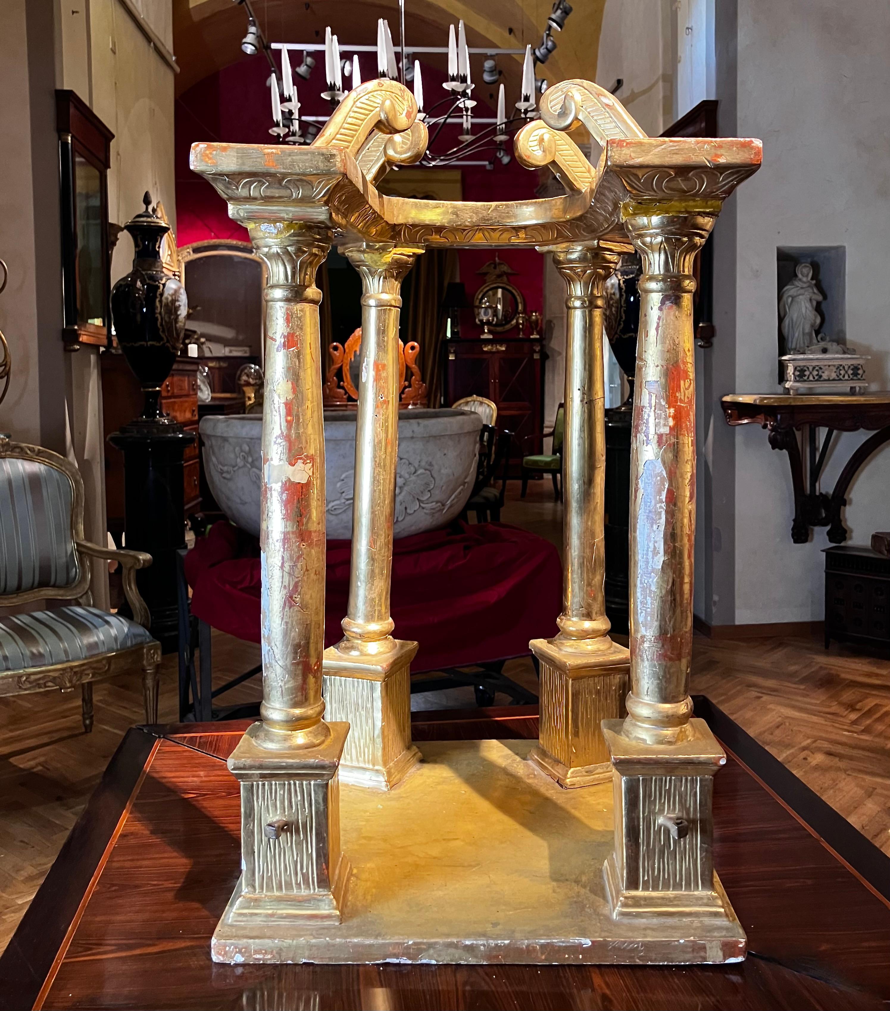 Sculpté à la main Italian 18th Century Architectural Carved and Giltwood Tabernacle as a Temple en vente