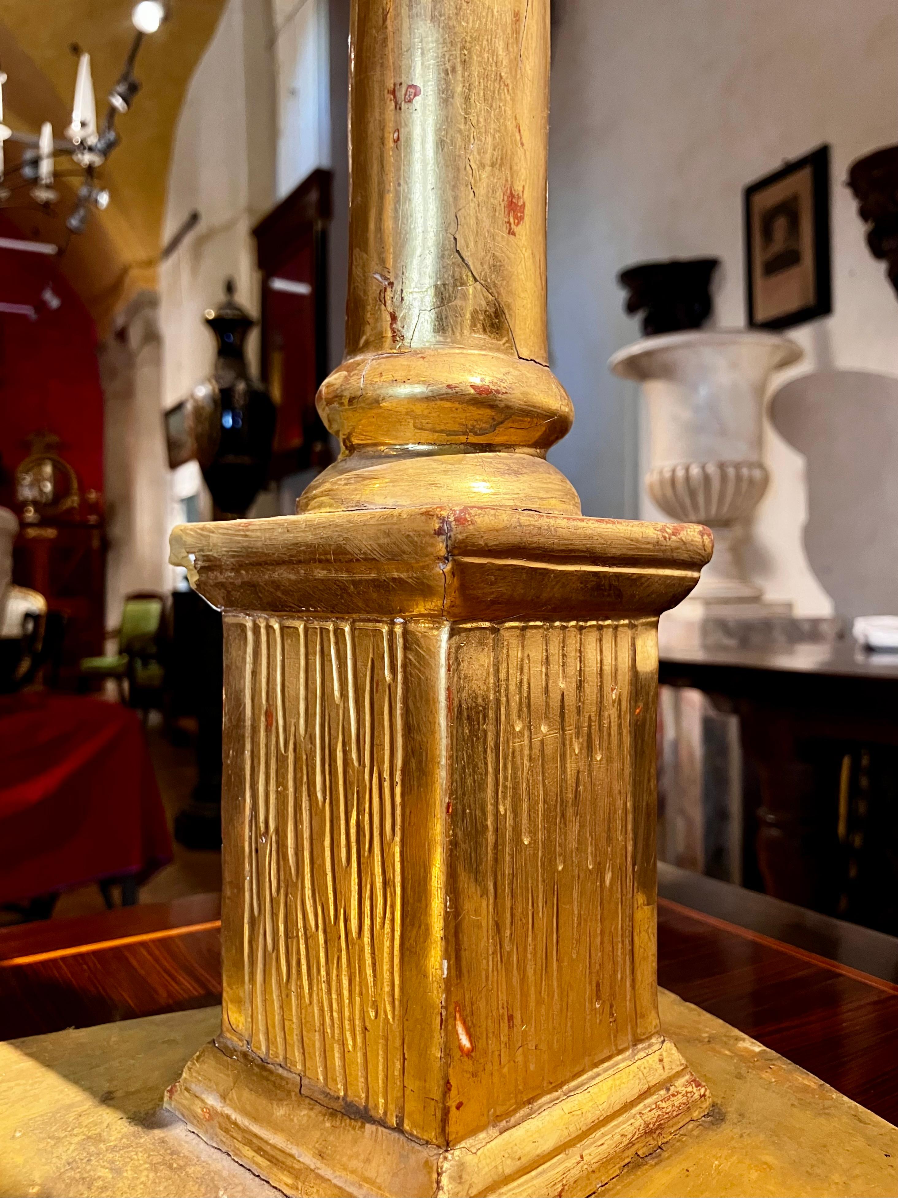XVIIIe siècle et antérieur Italian 18th Century Architectural Carved and Giltwood Tabernacle as a Temple en vente