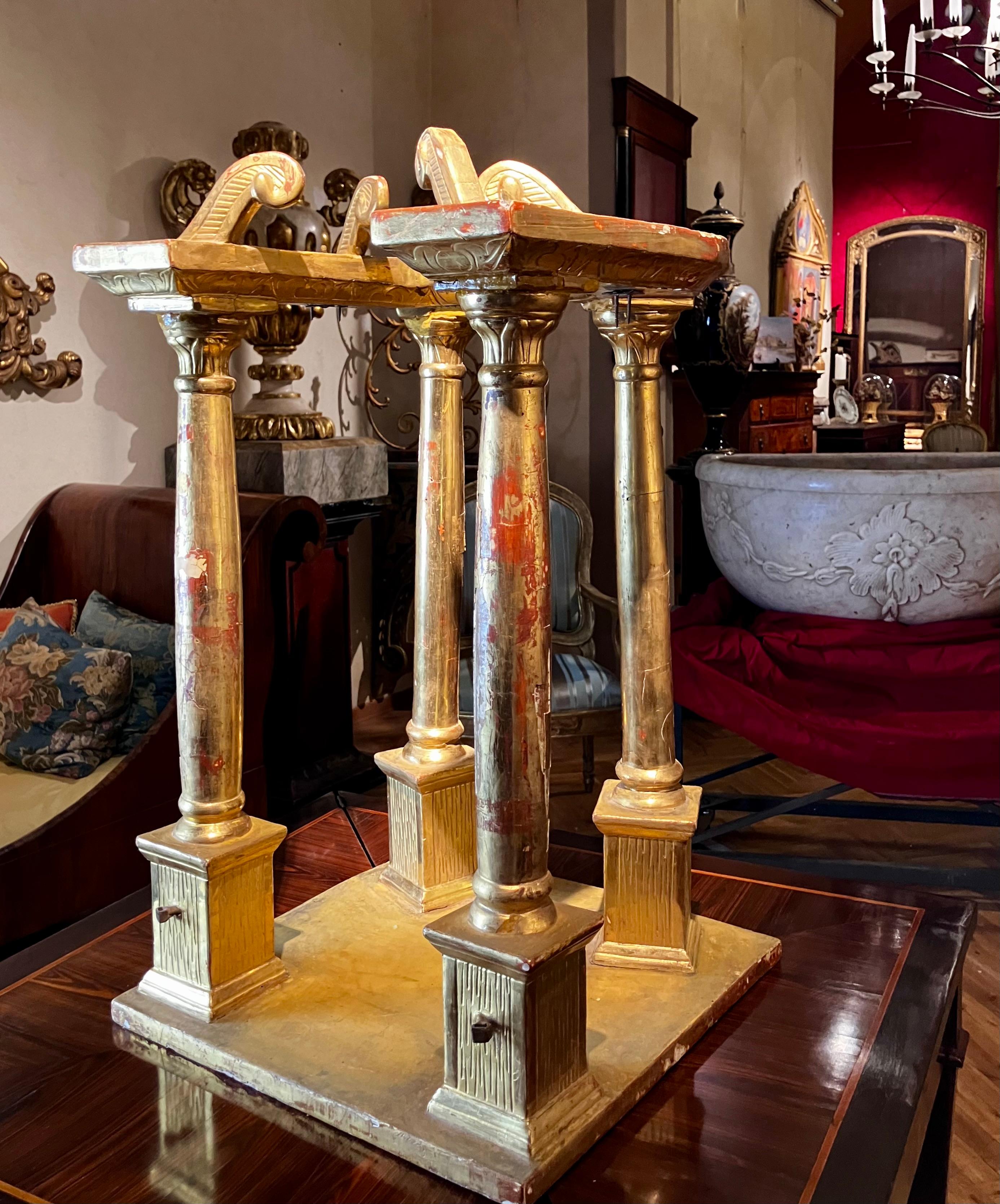 Italian 18th Century Architectural Carved and Giltwood Tabernacle as a Temple en vente 1
