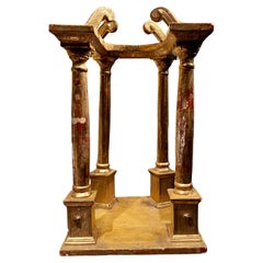 Tabernacolo architettonico italiano del XVIII secolo intagliato e in legno dorato come un tempio