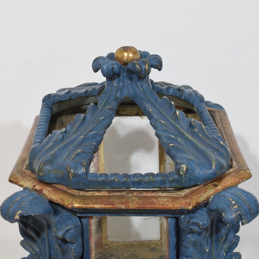 Italian 18th Century Baroque Carved Wooden Reliquary Shrine For Sale 4