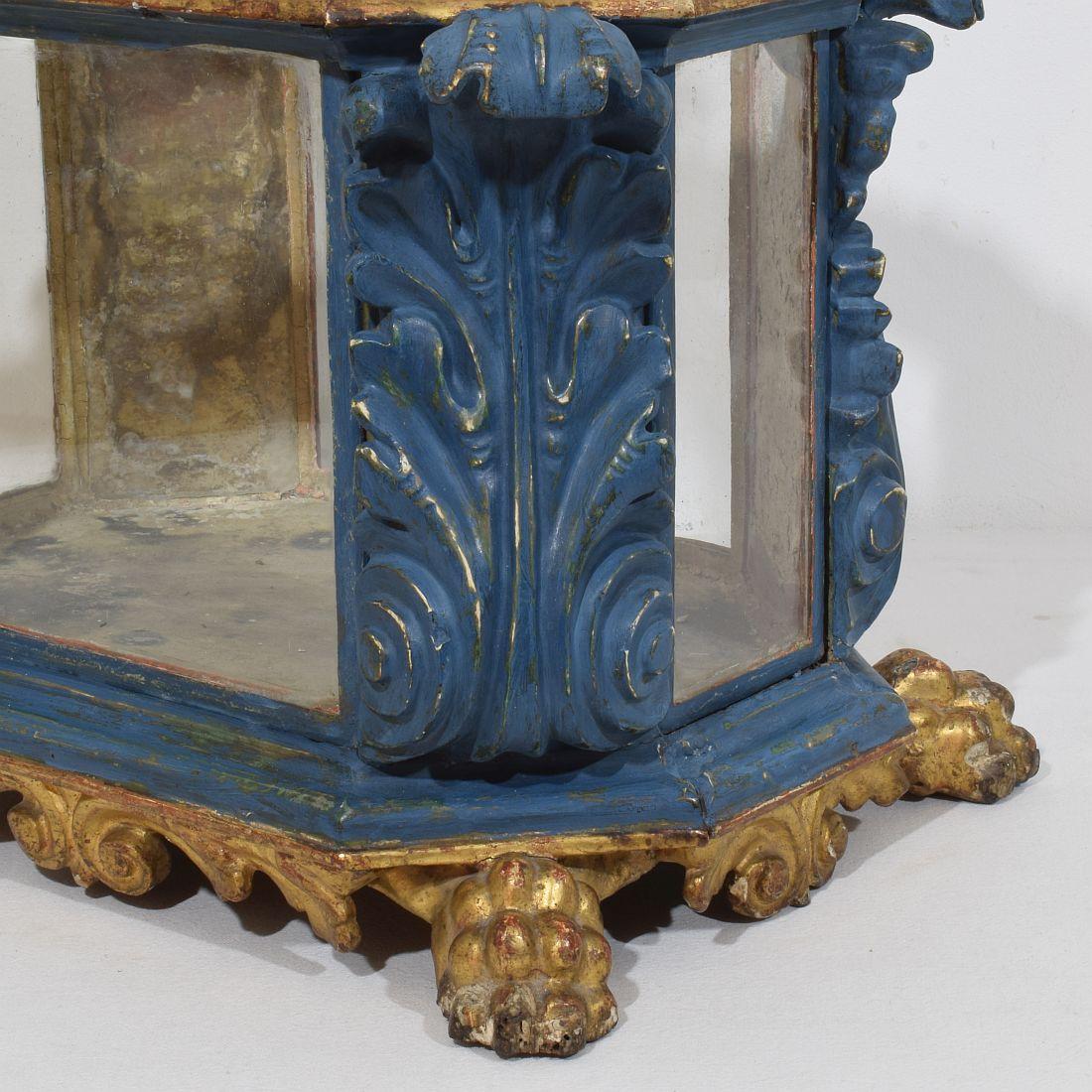 Italian 18th Century Baroque Carved Wooden Reliquary Shrine For Sale 5
