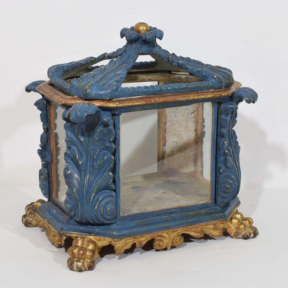 Hand-Carved Italian 18th Century Baroque Carved Wooden Reliquary Shrine For Sale