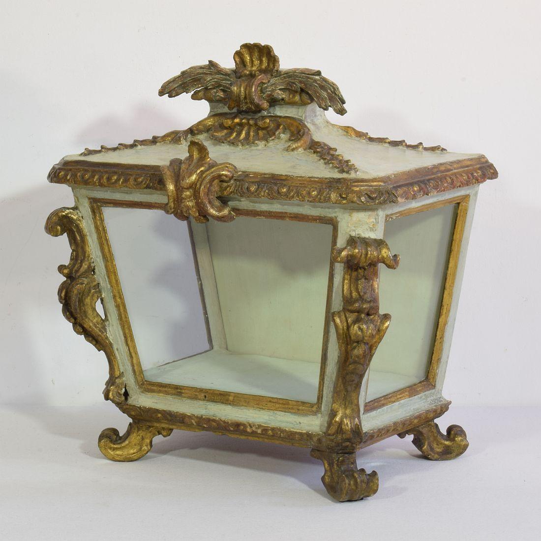 Italian 18th Century Baroque Carved Wooden Reliquary Shrine In Good Condition In Buisson, FR