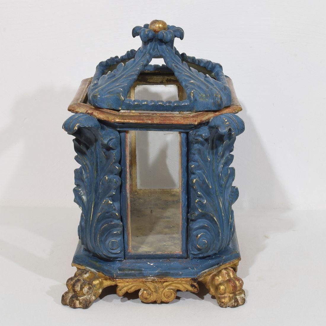 Italian 18th Century Baroque Carved Wooden Reliquary Shrine In Fair Condition For Sale In Buisson, FR