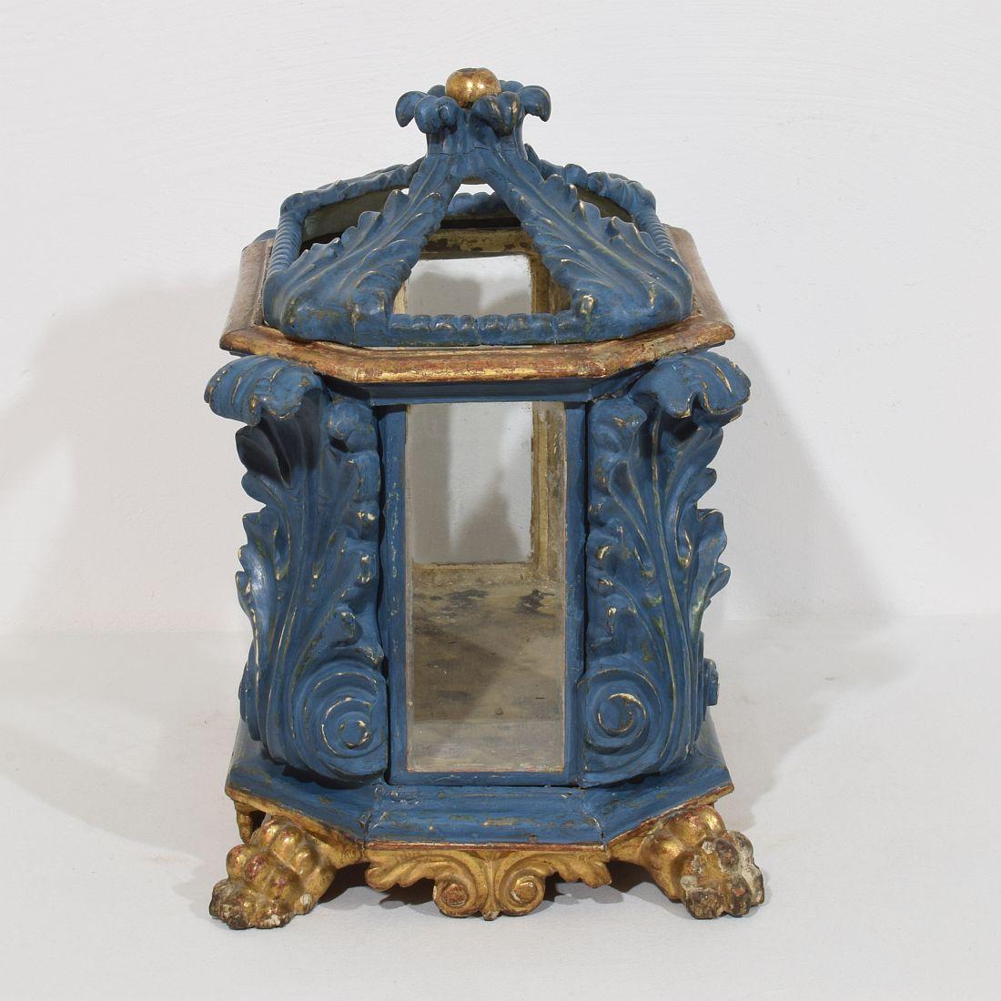 Glass Italian 18th Century Baroque Carved Wooden Reliquary Shrine For Sale