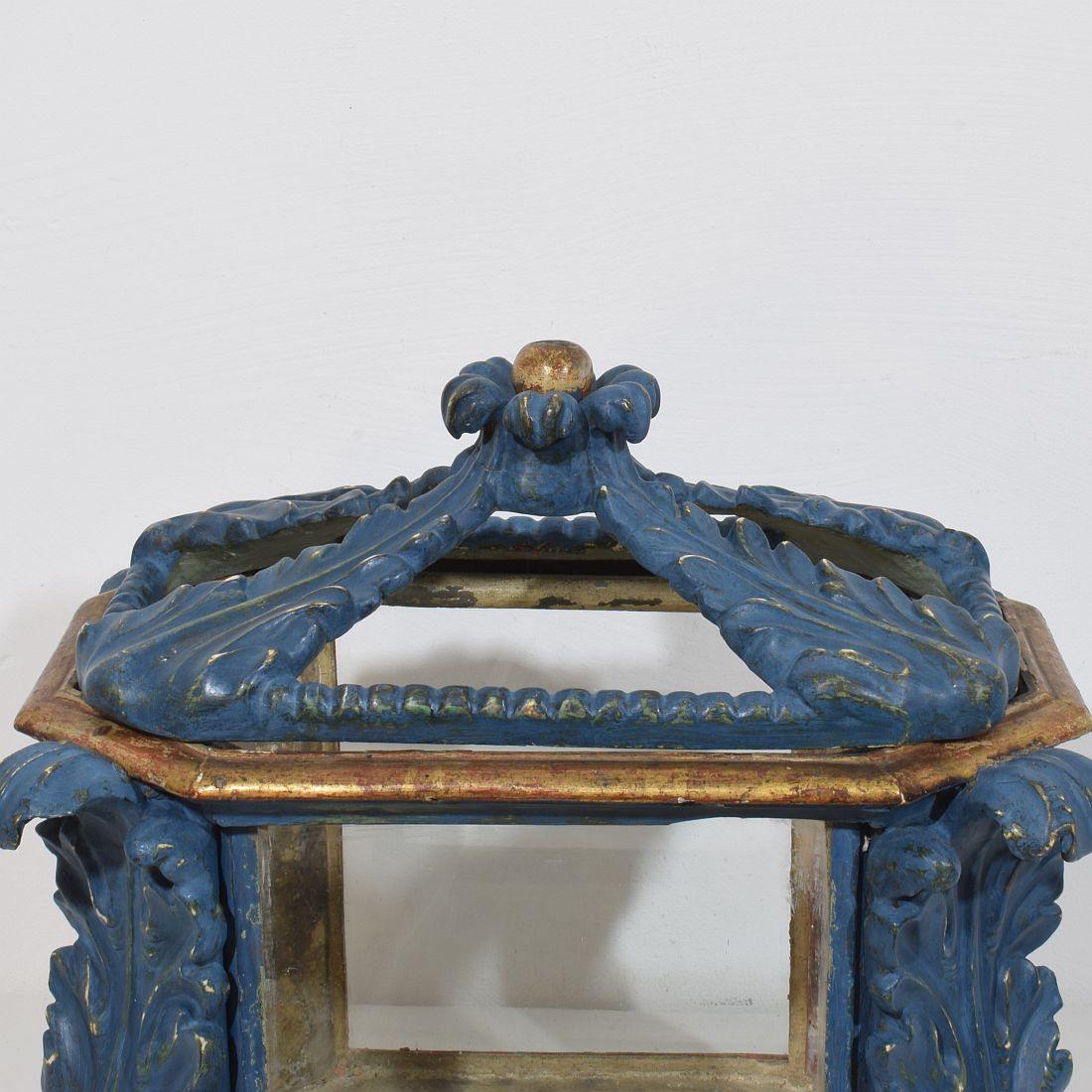 Italian 18th Century Baroque Carved Wooden Reliquary Shrine For Sale 1