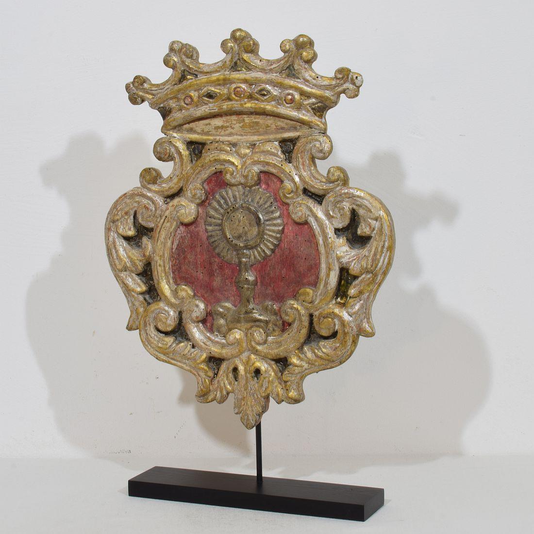 Asombroso panel barroco que representa un relicario coronado . Bonito desgaste con restos de su plata, dorado y color originales.
Italia hacia 1750
Envejecido, pequeñas pérdidas .
Las medidas incluyen la base de madera.
H:49,5cm  An:32cm F:6,5cm 