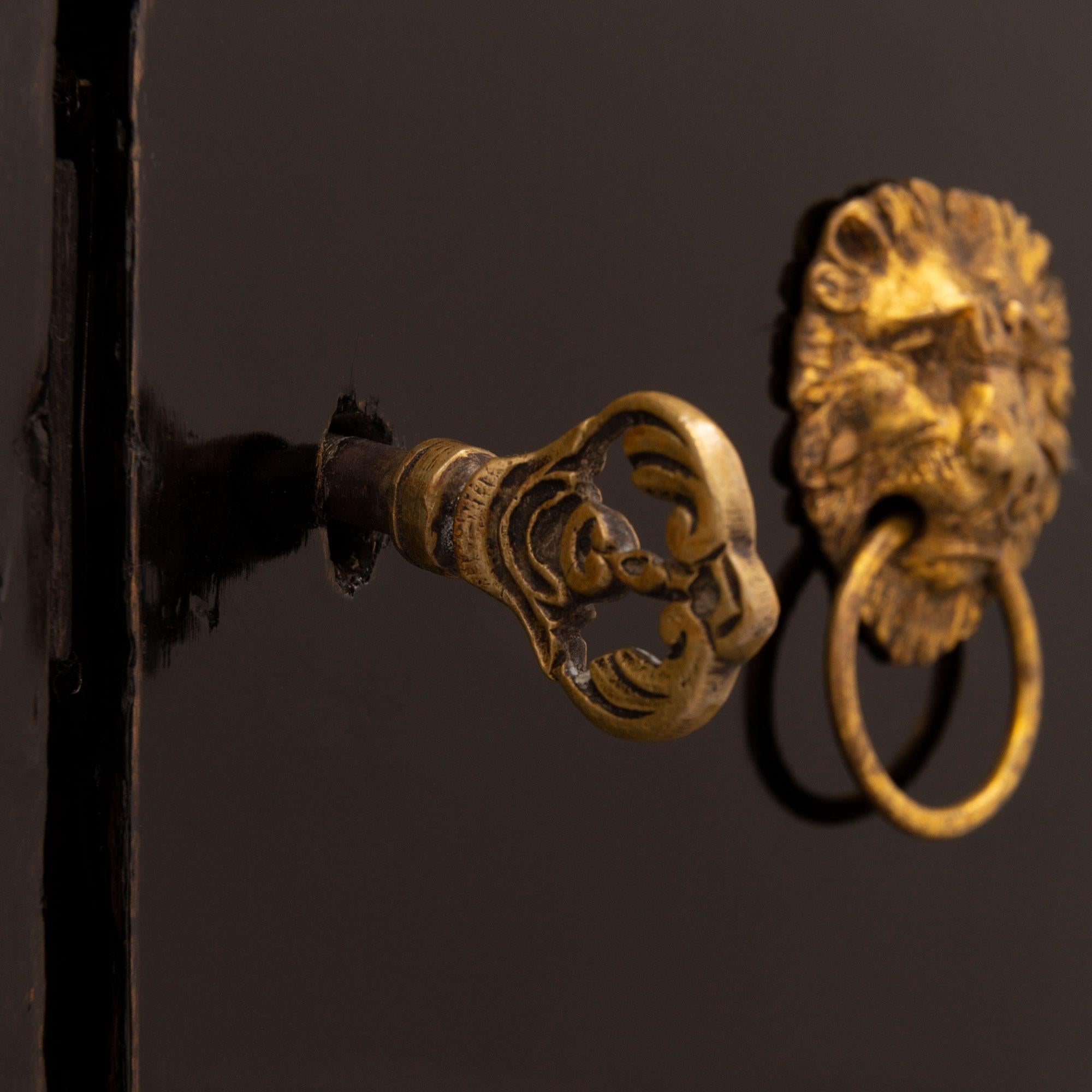 Meuble de rangement à bijoux baroque italien du 18ème siècle en bois fruitier ébénisé et bronze doré Bon état - En vente à West Palm Beach, FL