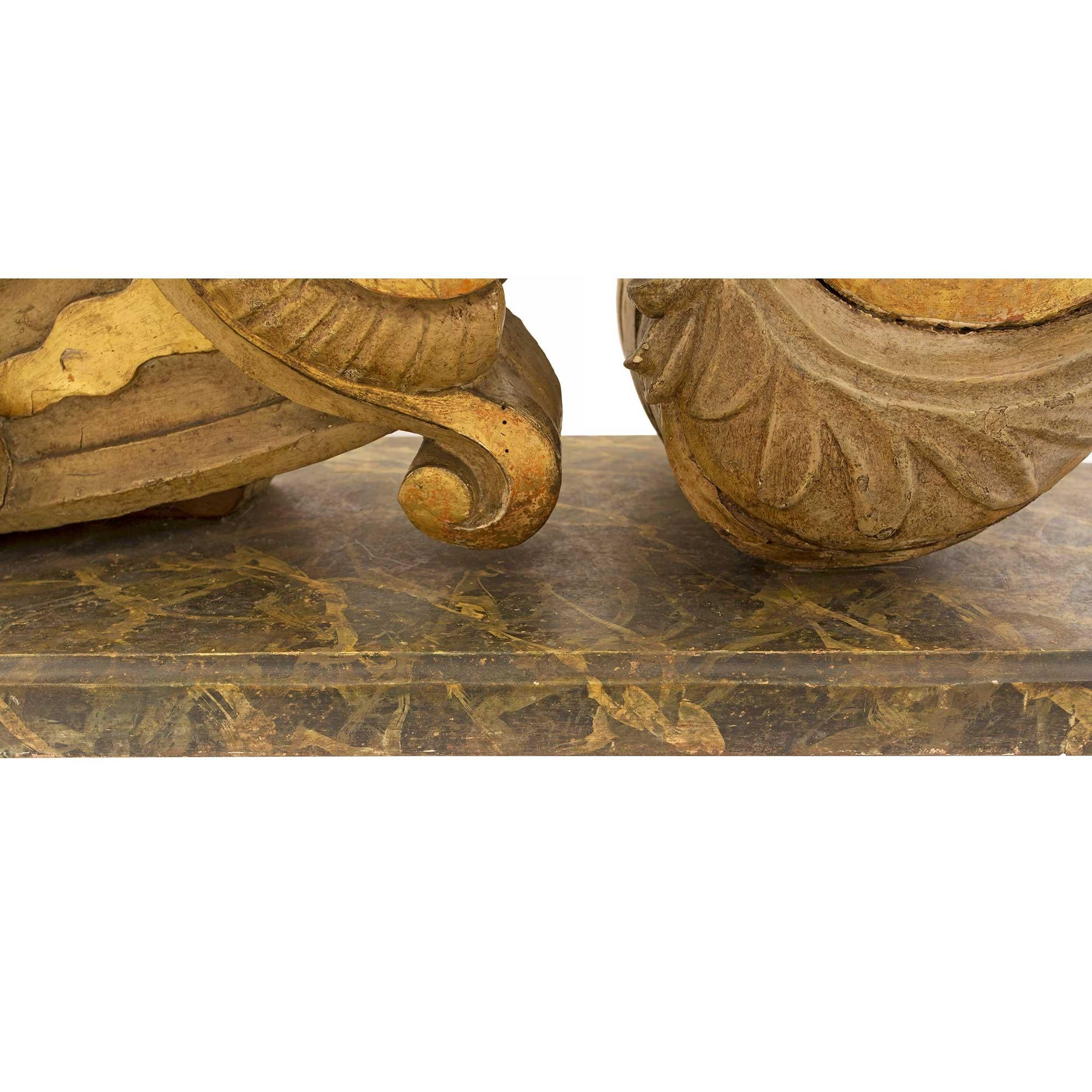 Estatuas de querubines barrocas italianas de madera dorada y policromada del siglo XVIII en venta 6