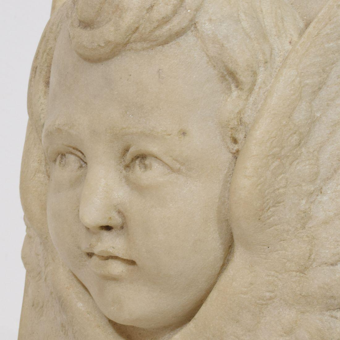 Panneau baroque italien du 18ème siècle en marbre sculpté à la main représentant une tête d'ange en vente 5