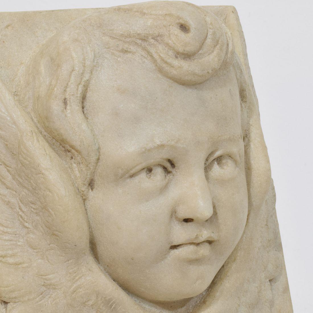 Panneau baroque italien du 18ème siècle en marbre sculpté à la main représentant une tête d'ange en vente 7