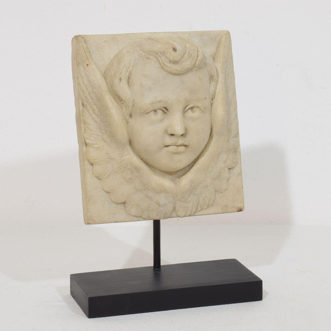 Italian 18th Century Baroque Hand Carved Marble Angel Head Panel In Good Condition For Sale In Buisson, FR