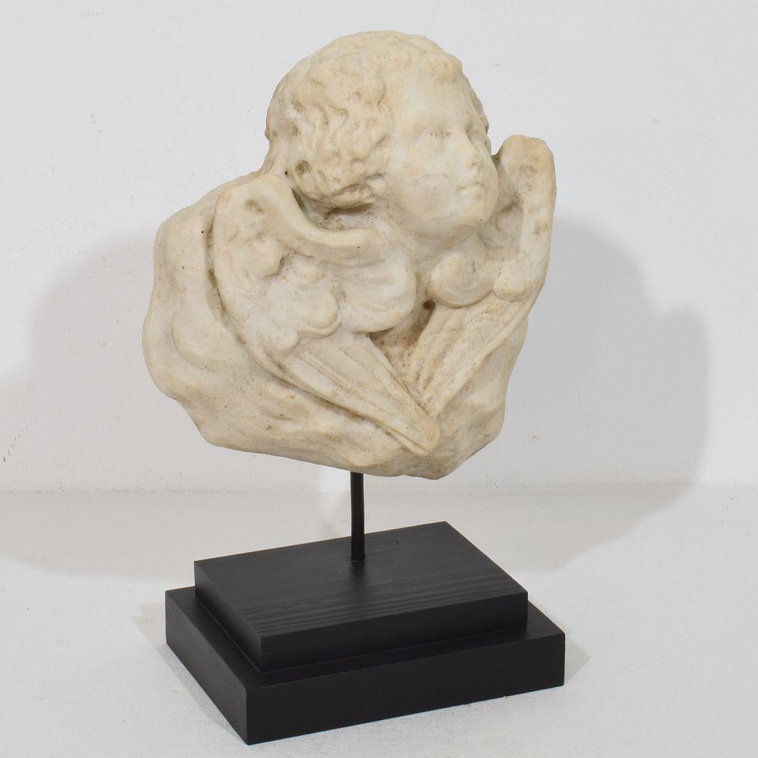 Italian 18th Century Baroque Marble Winged Angel Head In Good Condition For Sale In Buisson, FR