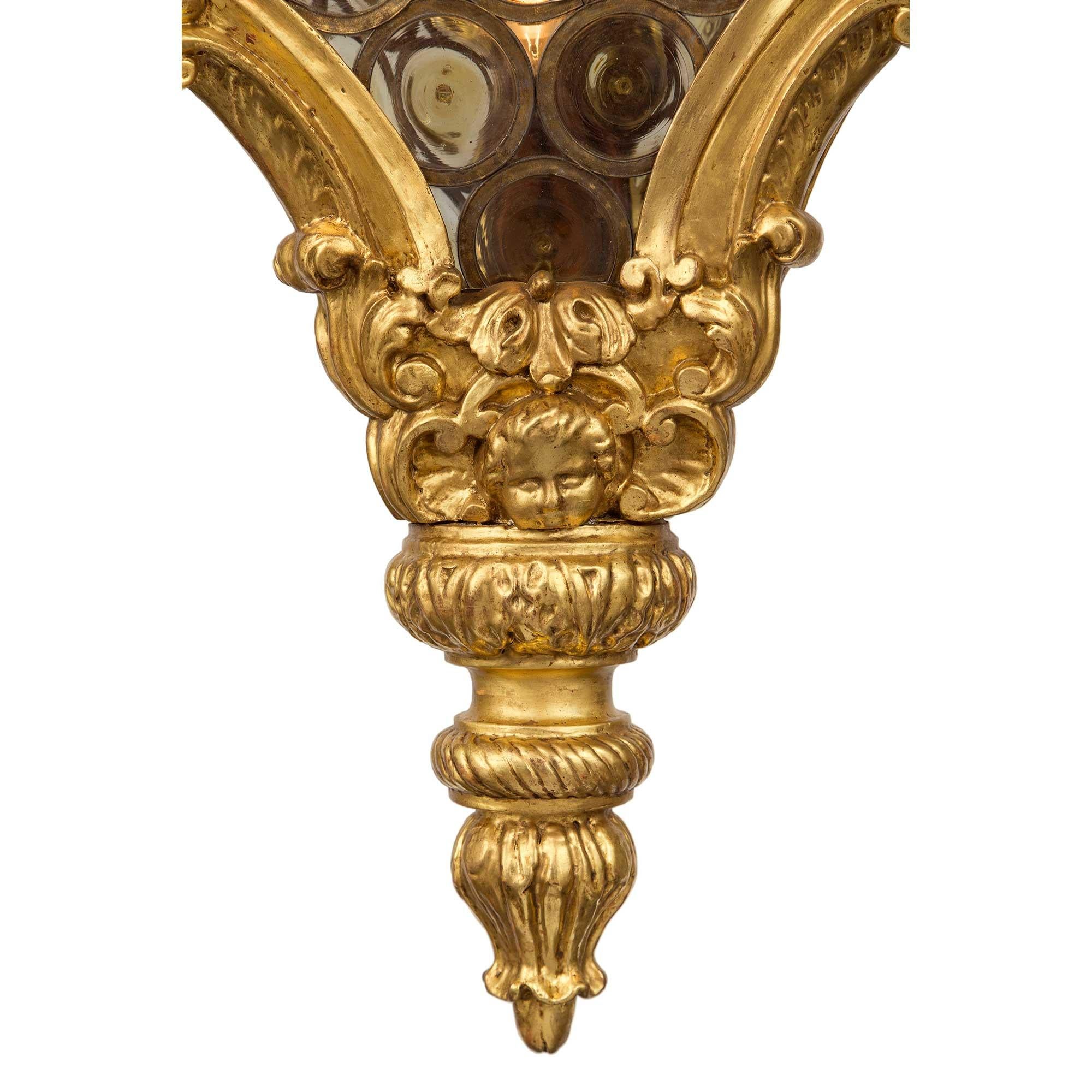Italienische Laterne aus vergoldetem Holz und Glas aus der Barockzeit des 18. Jahrhunderts im Angebot 1