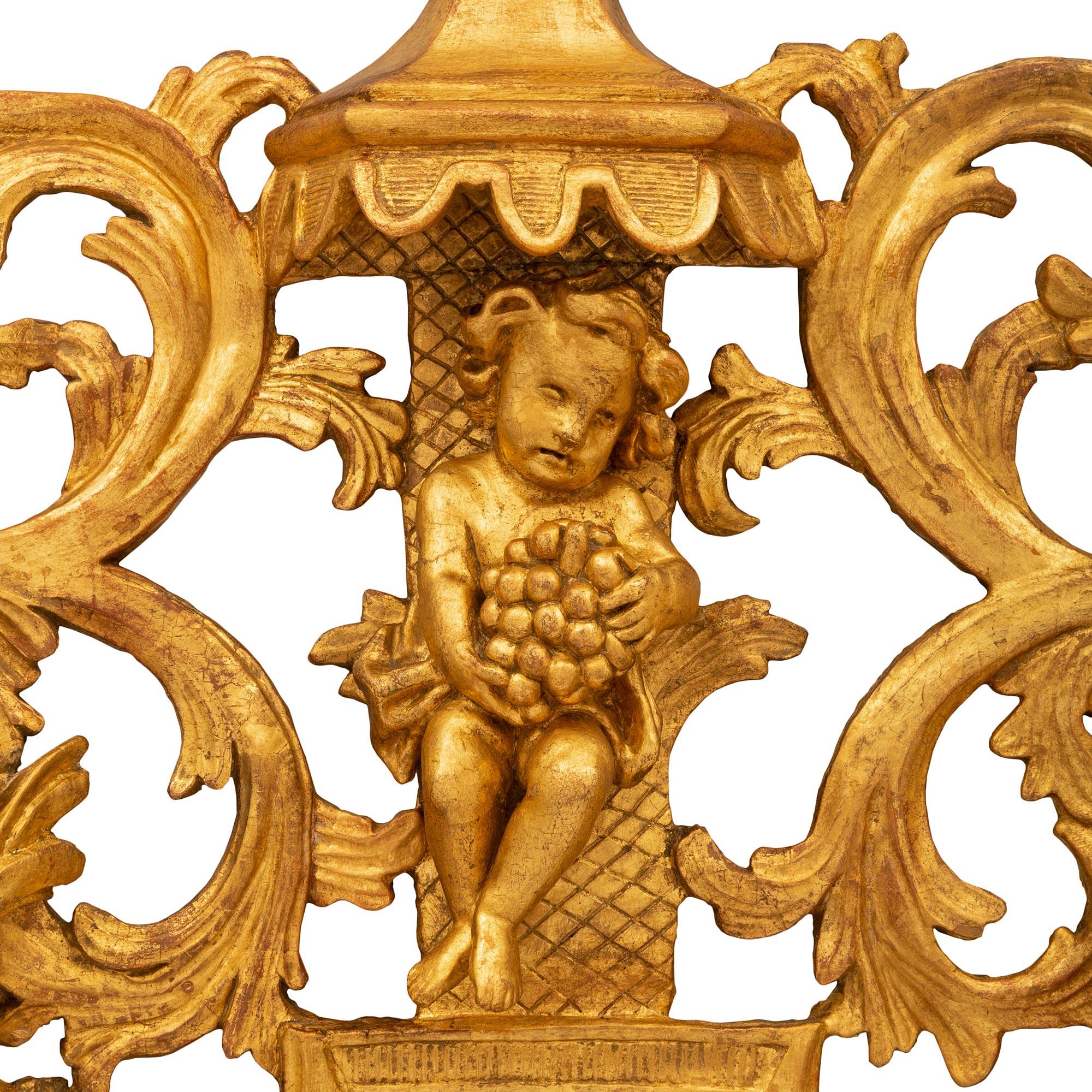 Miroir italien en bois doré d'époque baroque du XVIIIe siècle Bon état - En vente à West Palm Beach, FL