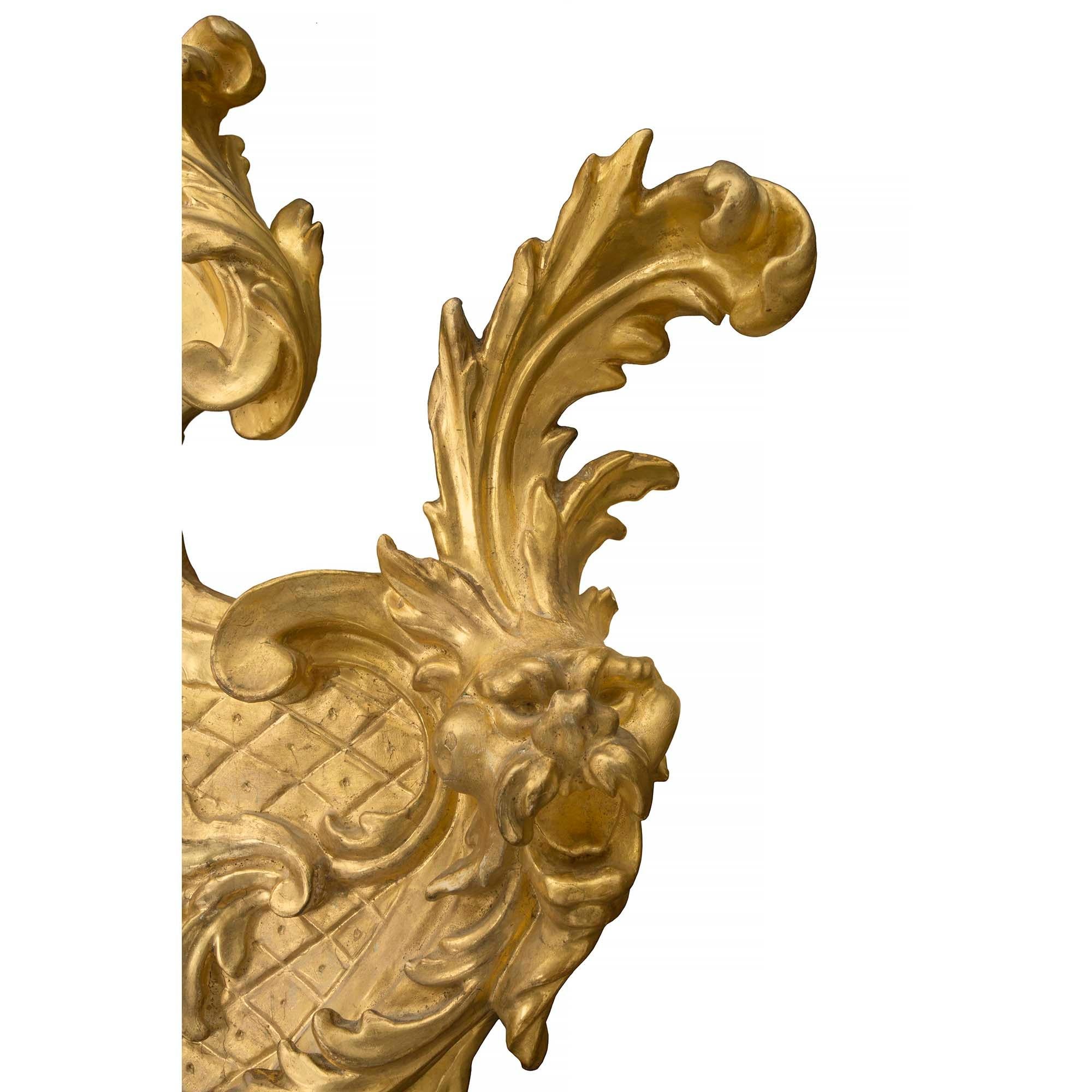 XVIIIe siècle et antérieur Miroir italien en bois doré d'époque baroque du XVIIIe siècle en vente