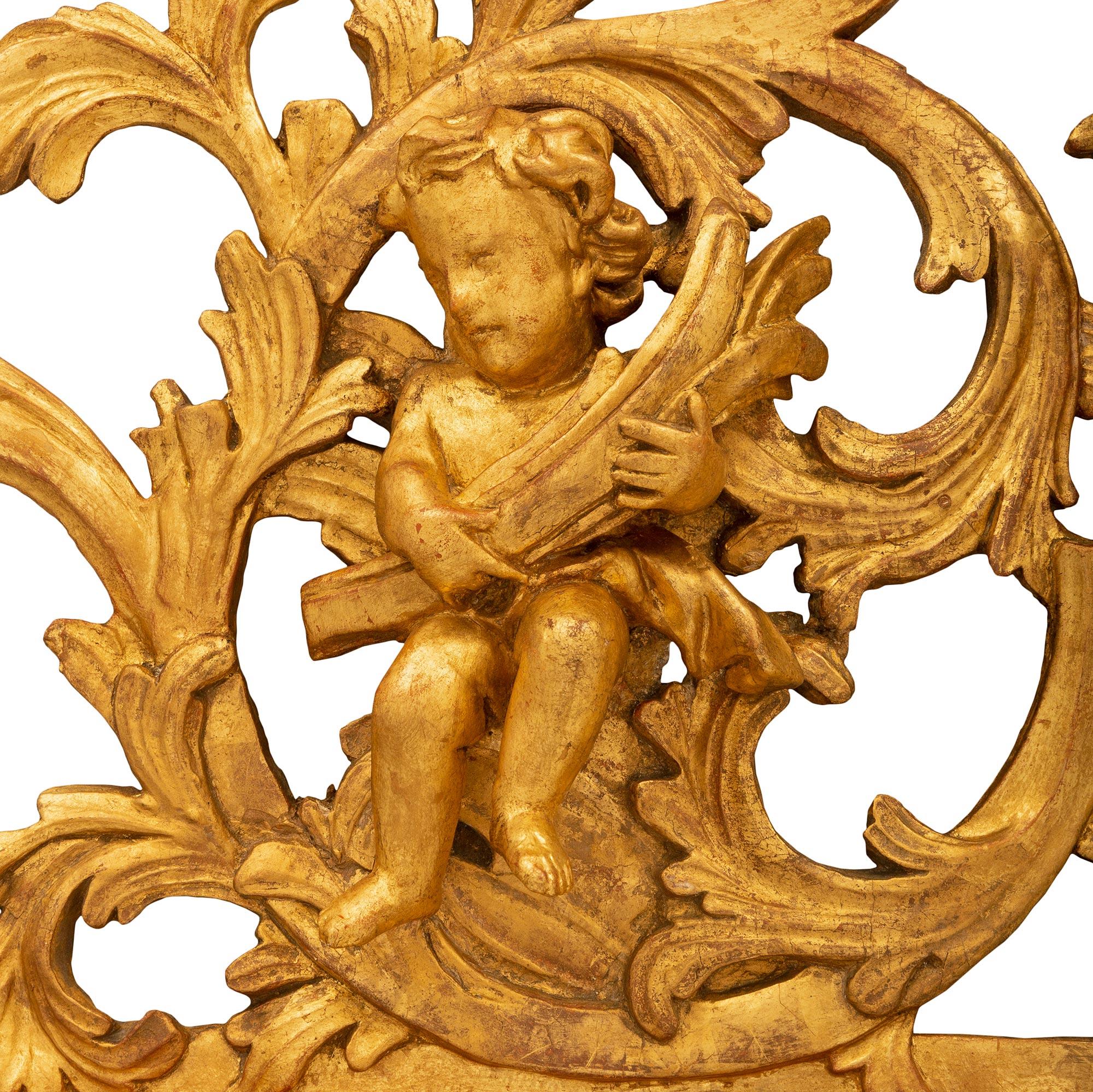 XVIIIe siècle et antérieur Miroir italien en bois doré d'époque baroque du XVIIIe siècle en vente