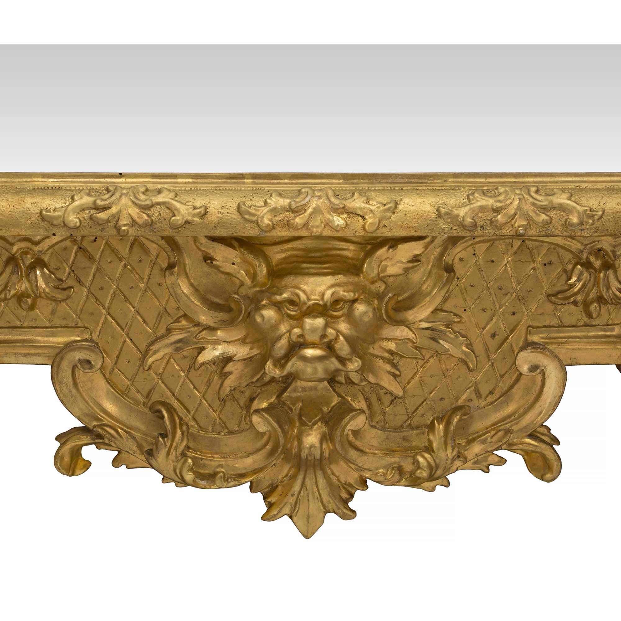 Miroir italien en bois doré d'époque baroque du XVIIIe siècle en vente 1