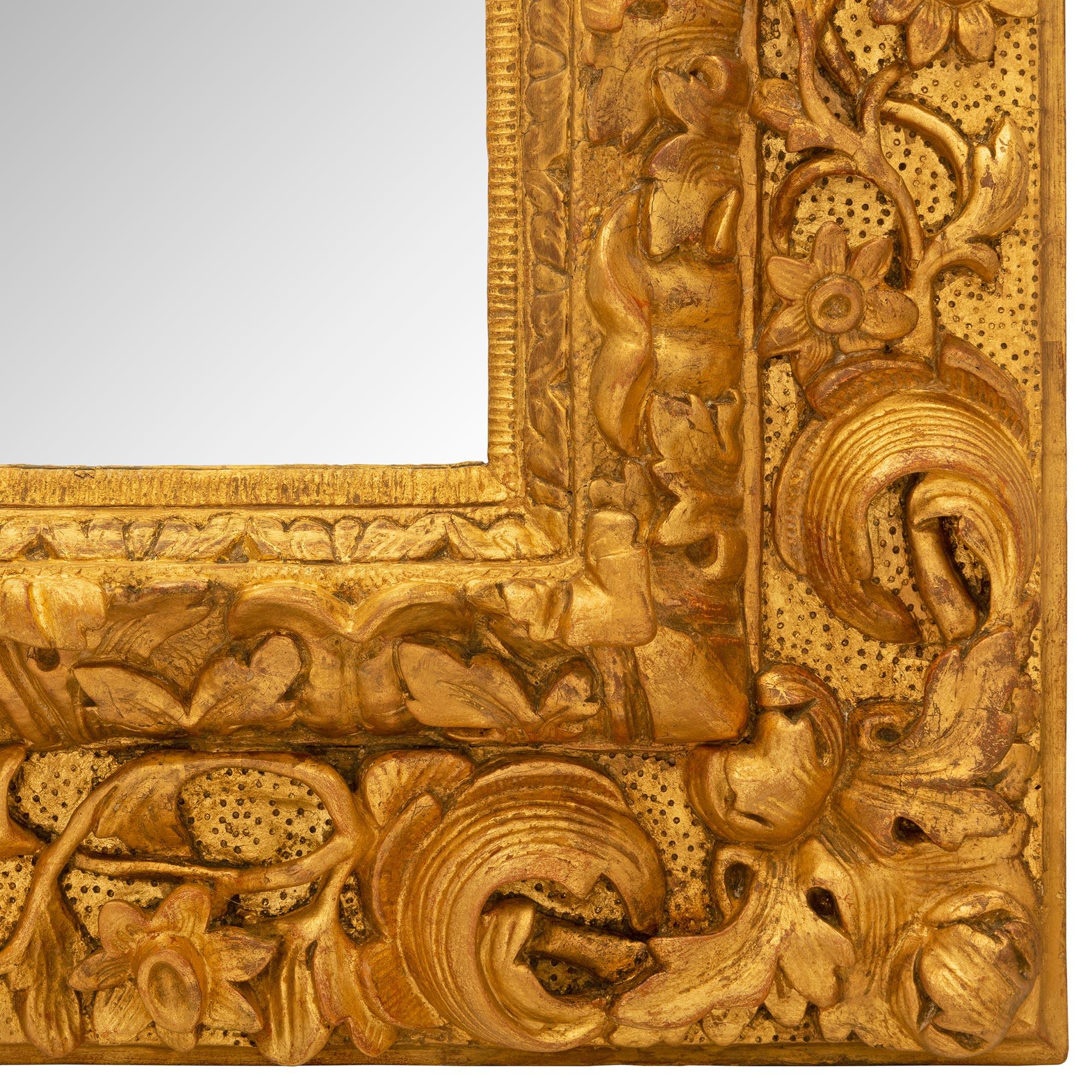 Miroir italien en bois doré d'époque baroque du XVIIIe siècle en vente 2