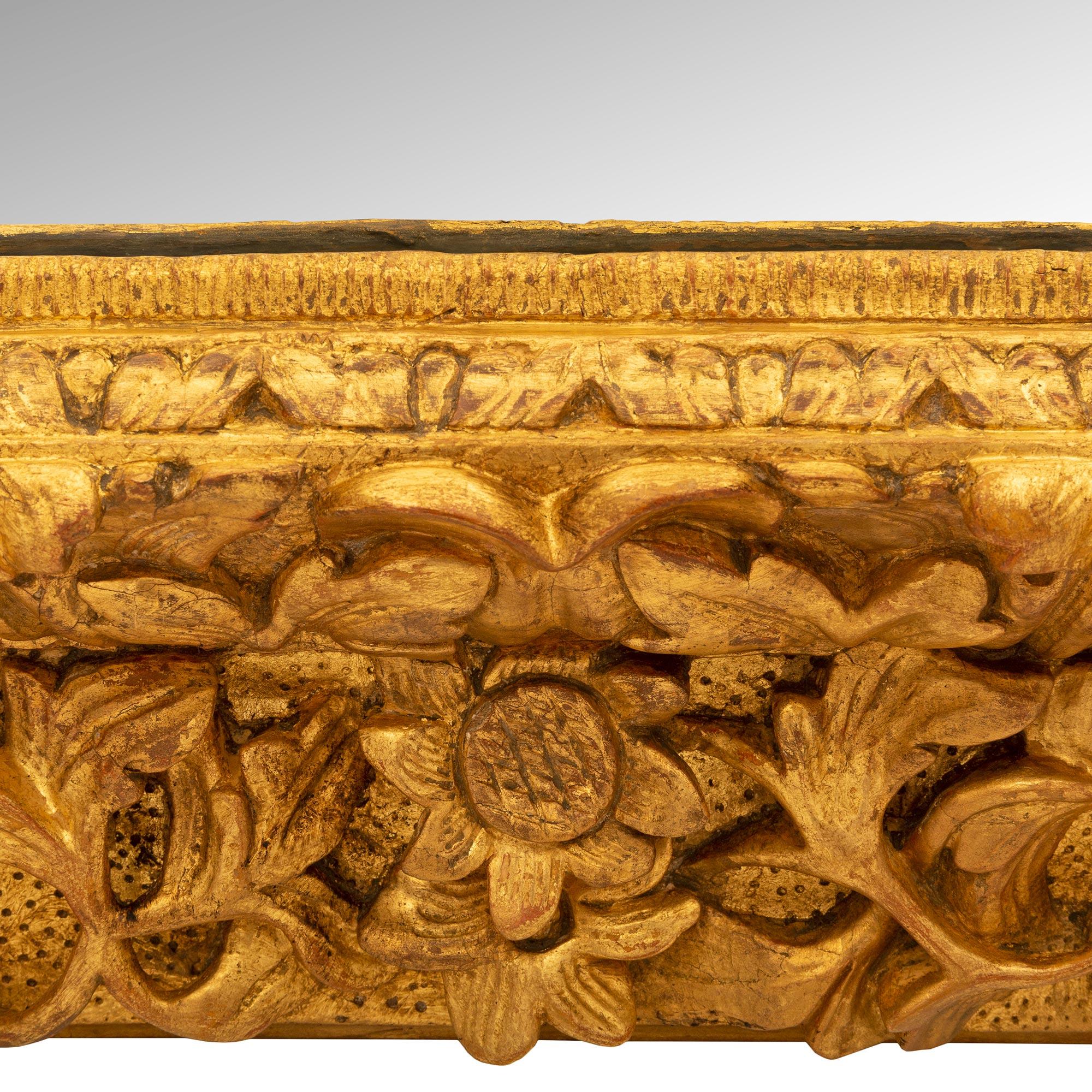 Miroir italien en bois doré d'époque baroque du XVIIIe siècle en vente 3