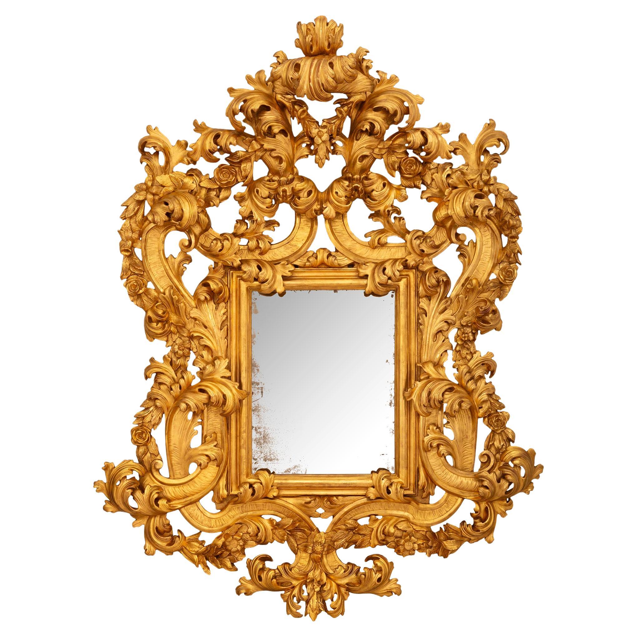 Specchio italiano del XVIII secolo in legno dorato di epoca barocca
