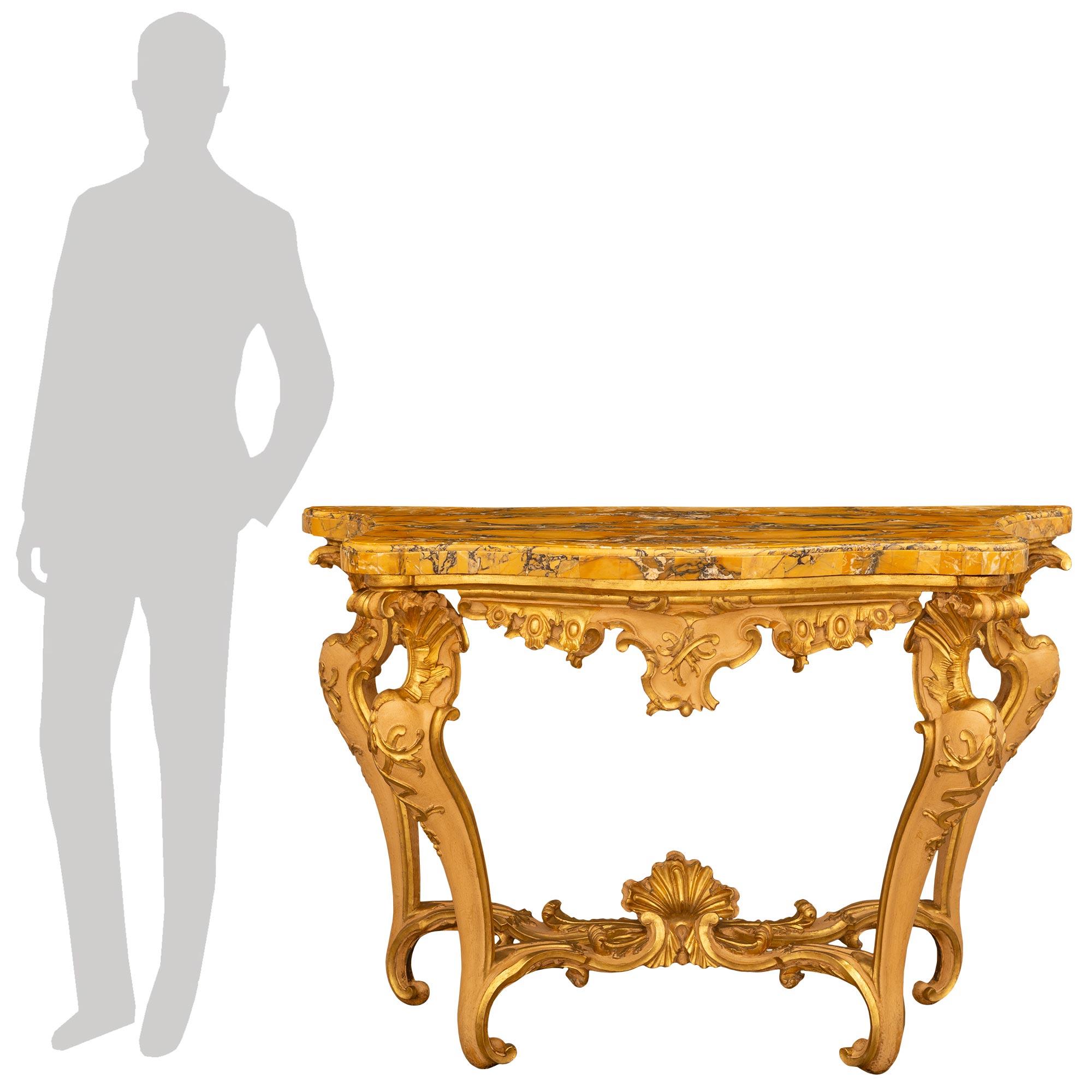 Ein sensationelles und äußerst elegantes Paar italienischer Konsolen aus Giltwood, patiniertem Holz und Siena-Marmor aus dem 18. Jede wahrhaft atemberaubende, freistehende Konsole wird von vier lachsfarbenen, geschwungenen S