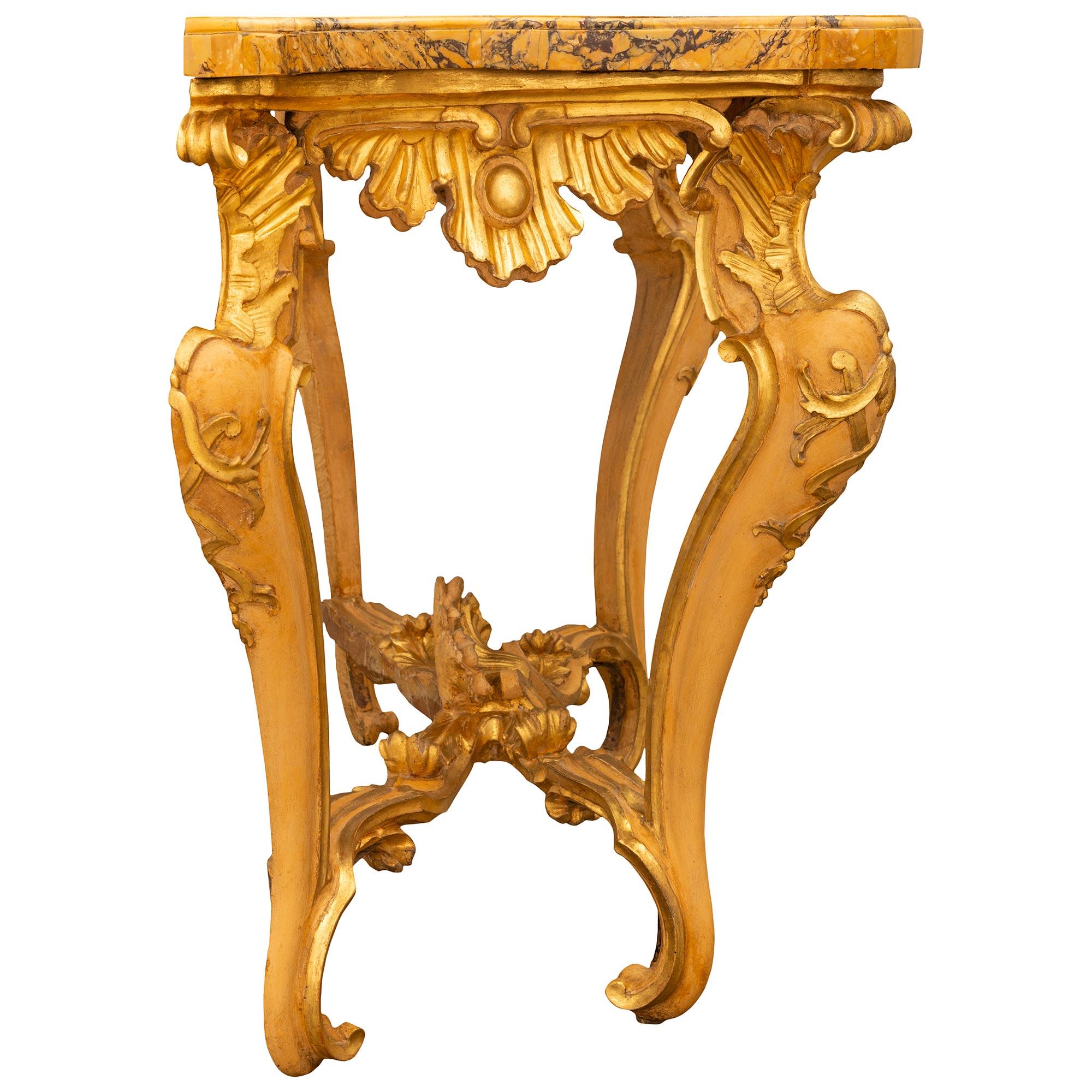 Italienischer Barock des 18. Jahrhunderts Konsolen aus Giltwood, patiniertem Wood und Marmor (18. Jahrhundert und früher) im Angebot