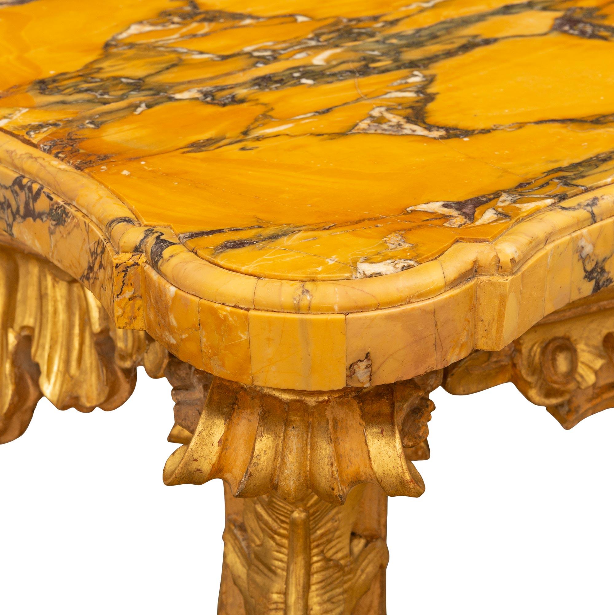 Italienischer Barock des 18. Jahrhunderts Konsolen aus Giltwood, patiniertem Wood und Marmor (Siena-Marmor) im Angebot