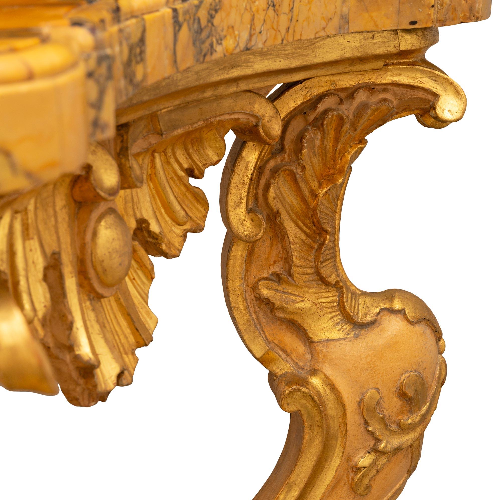 Italienischer Barock des 18. Jahrhunderts Konsolen aus Giltwood, patiniertem Wood und Marmor im Angebot 1
