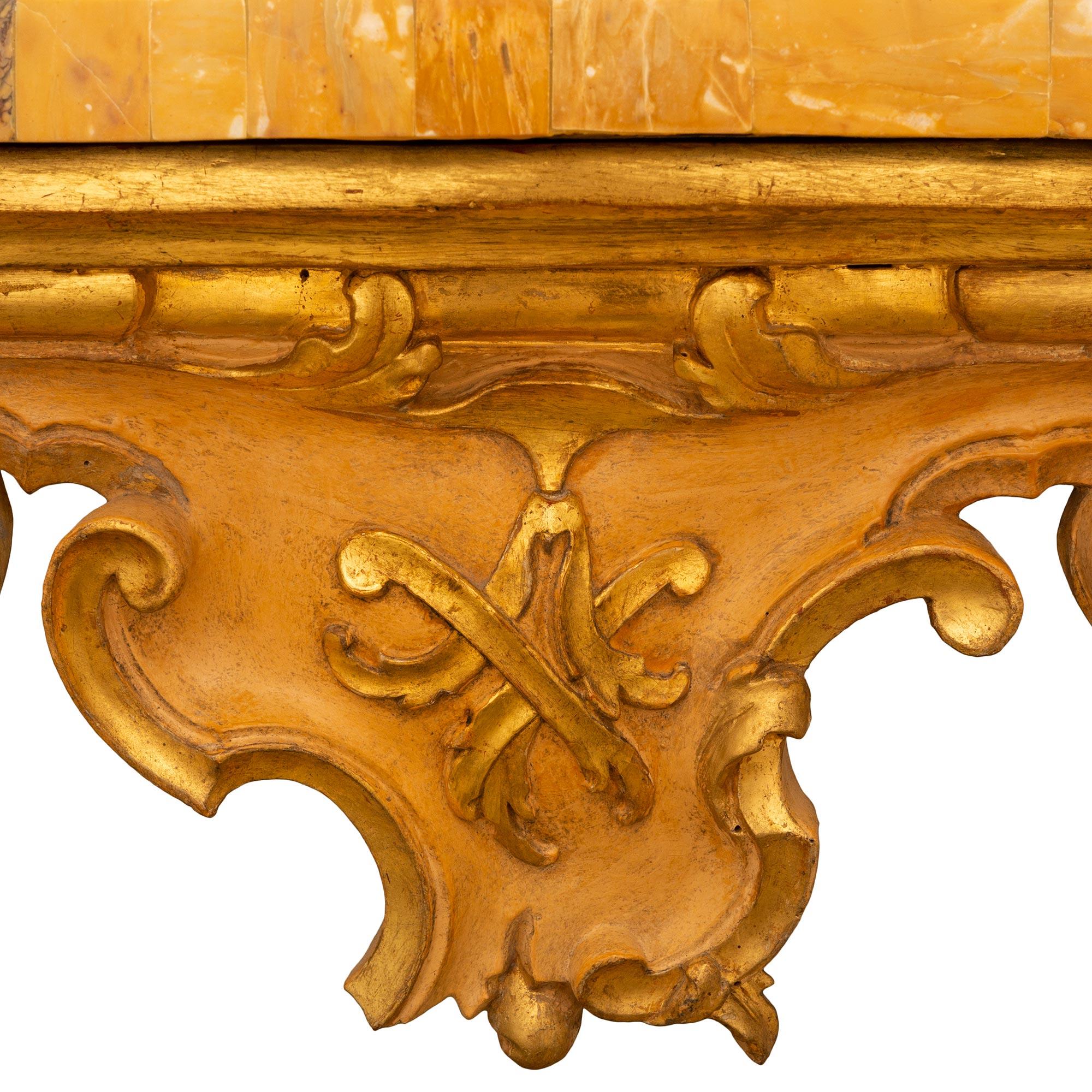Italienischer Barock des 18. Jahrhunderts Konsolen aus Giltwood, patiniertem Wood und Marmor im Angebot 3
