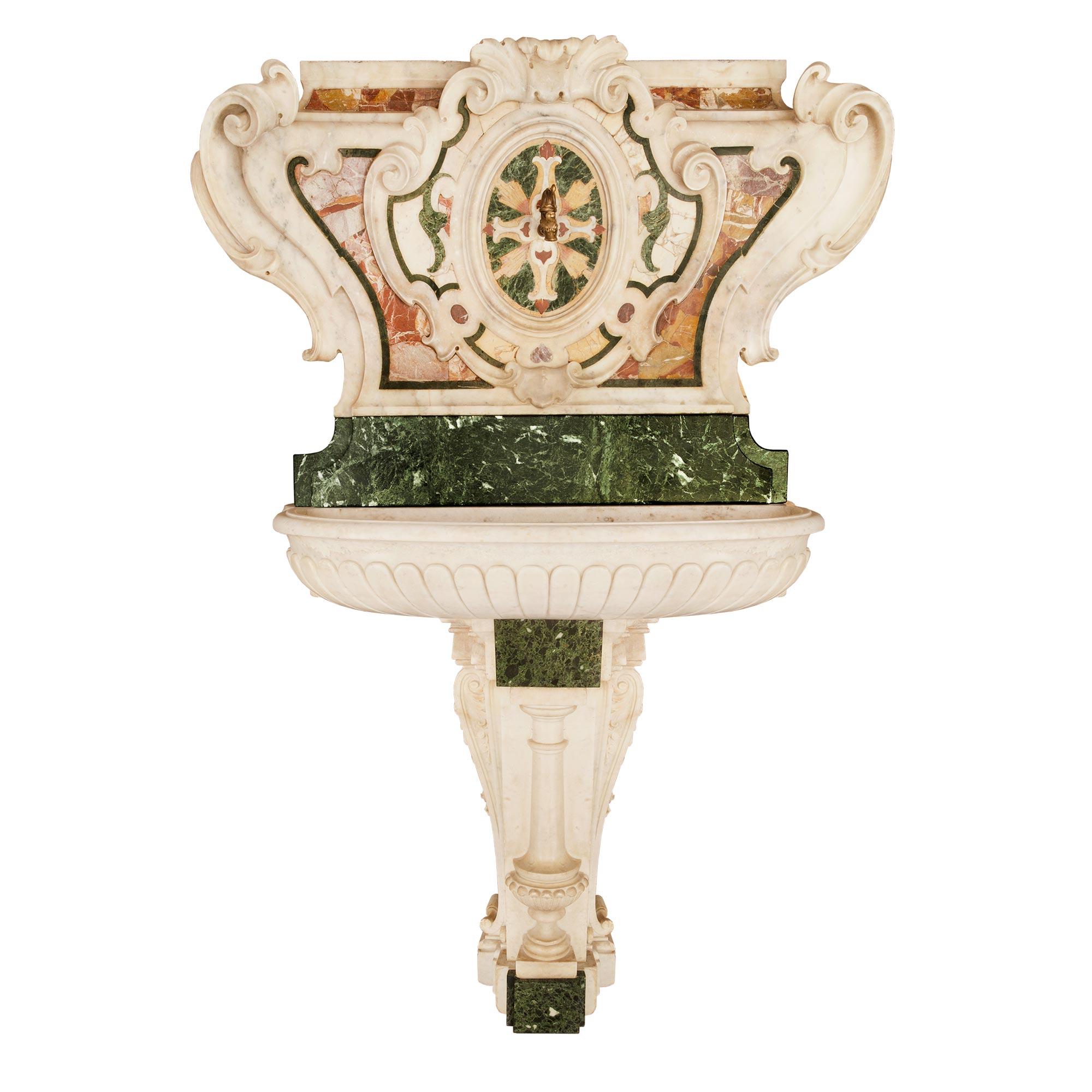 Fontaine en marbre italienne du XVIIIe siècle de style baroque