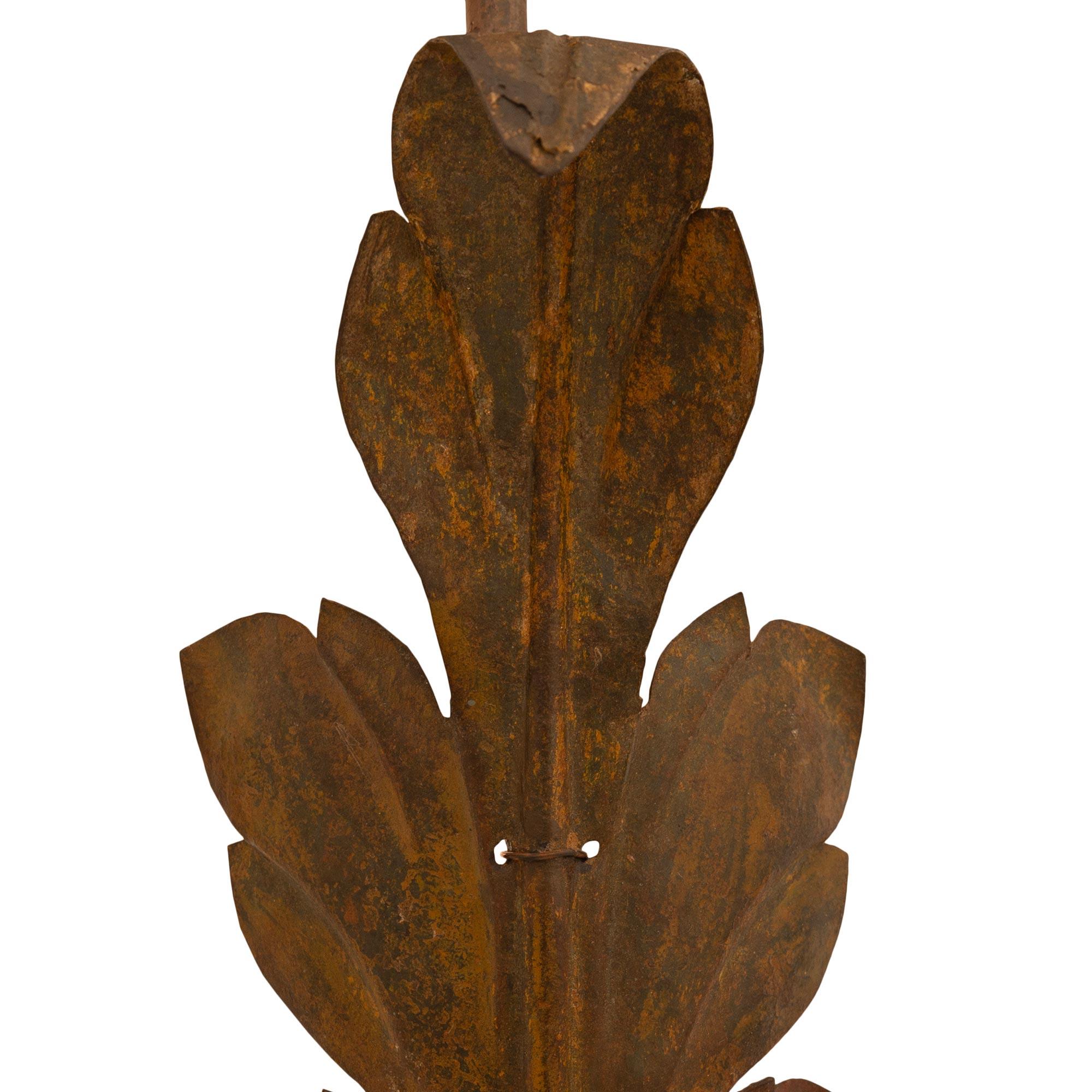 Italienische Wandleuchter aus patiniertem Metall und Holz aus der Barockzeit des 18. Jahrhunderts im Angebot 2